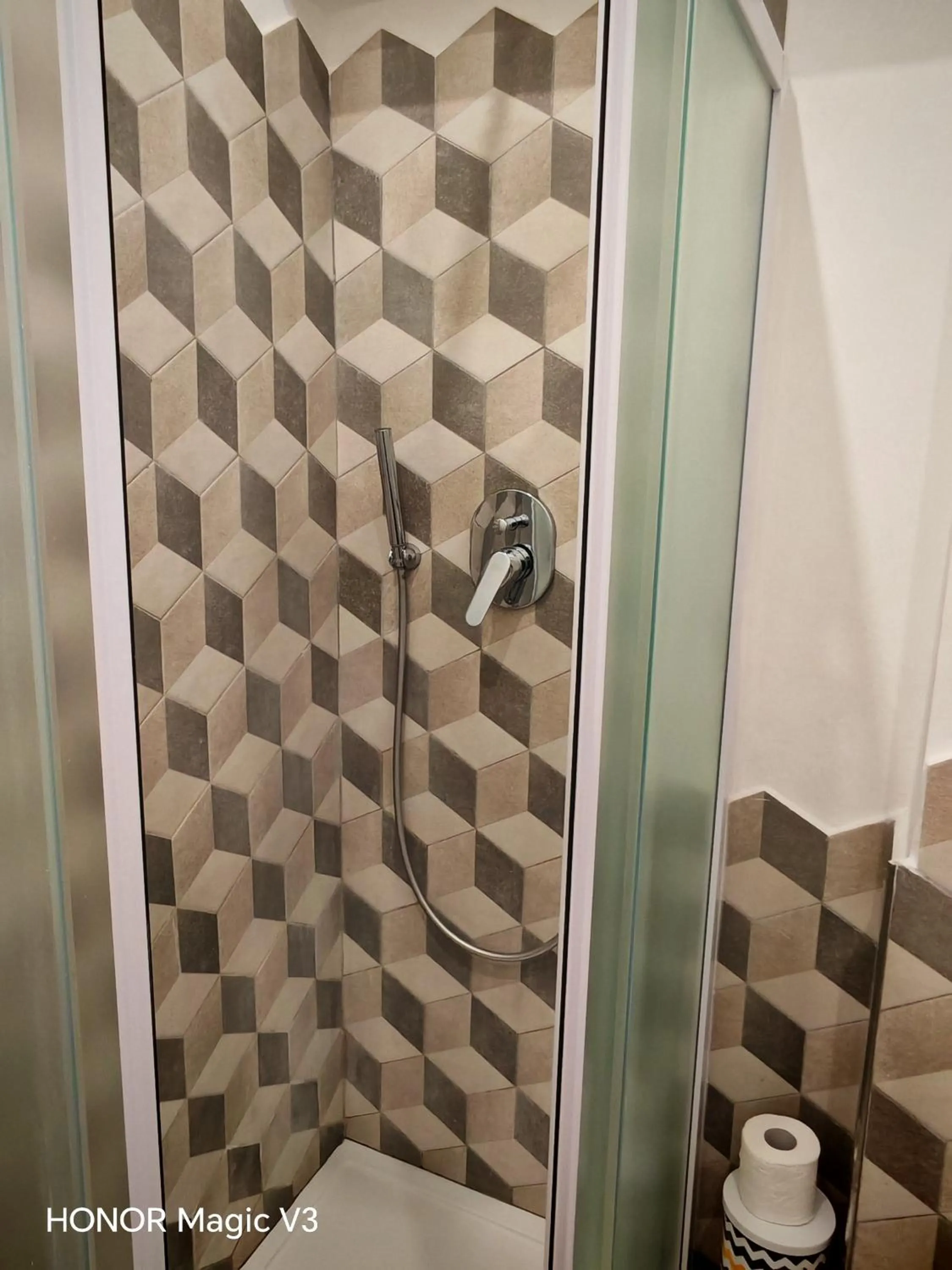 Shower in La Breccia A Porta Pia