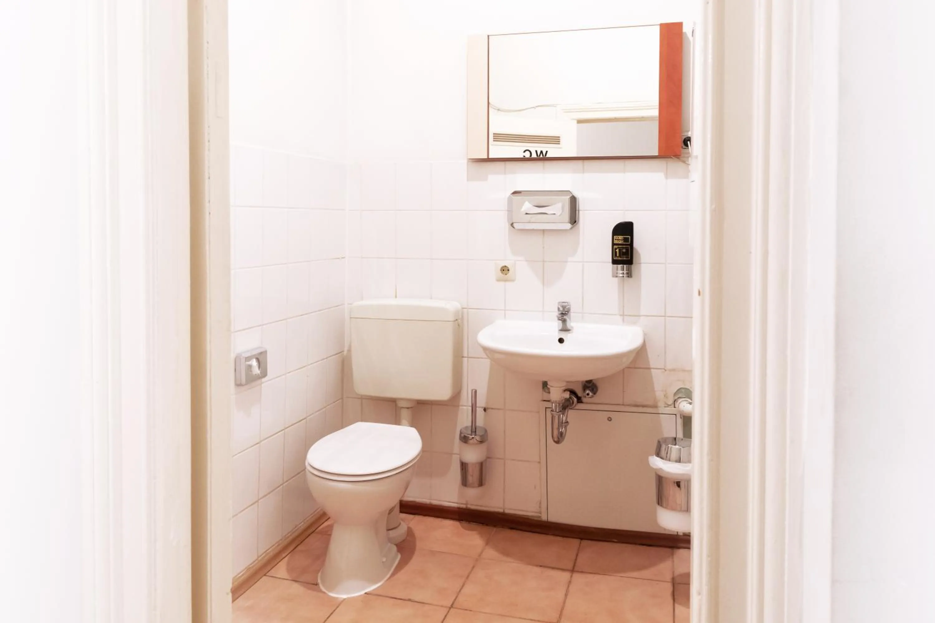 Toilet, Bathroom in Hotel Eden am Zoo