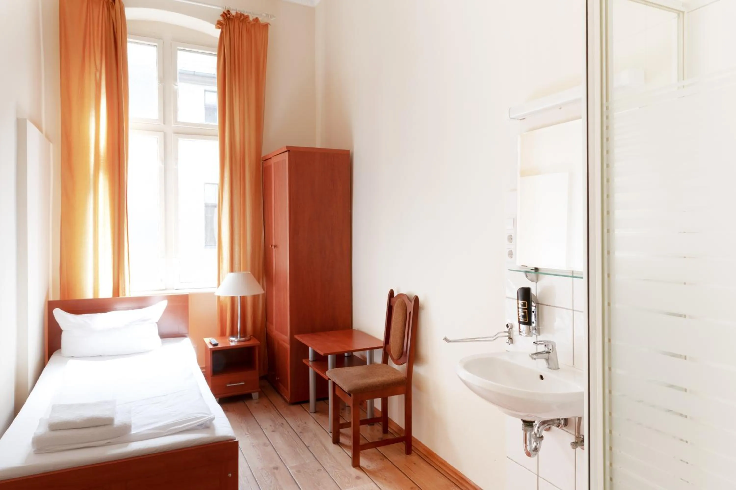 Shower, Bathroom in Hotel Eden am Zoo