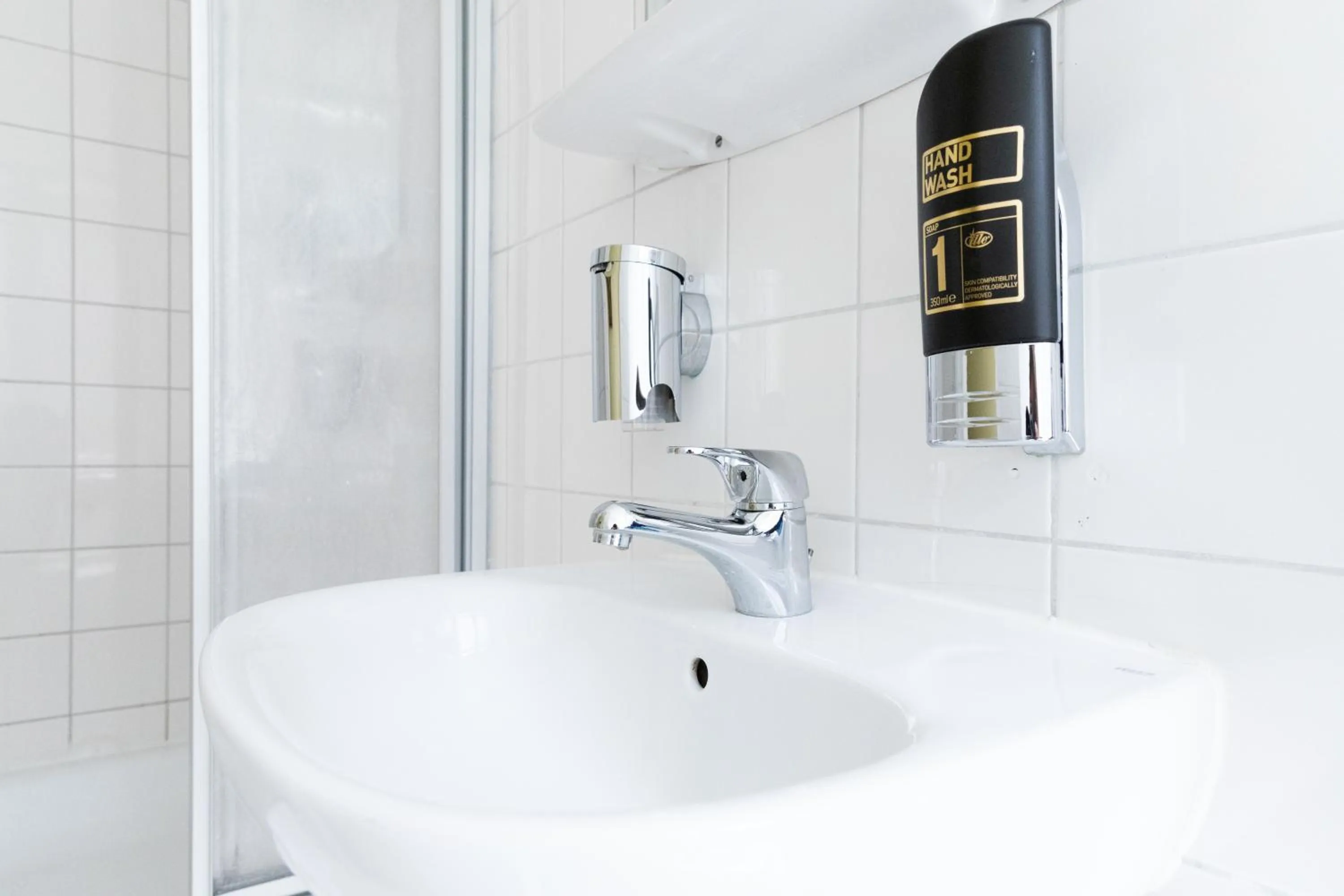 Shower, Bathroom in Hotel Eden am Zoo