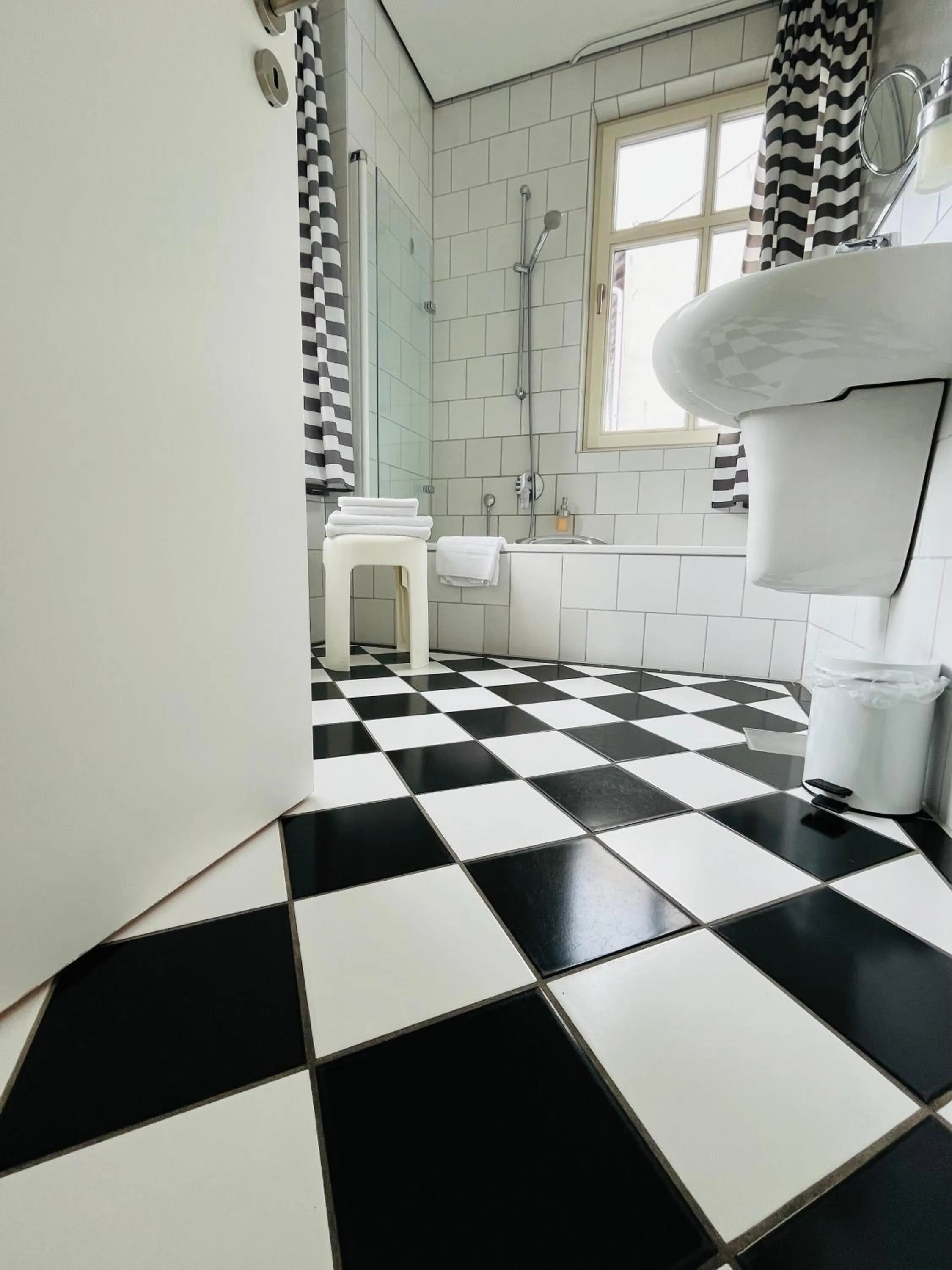 Bathroom in Breuer's Rüdesheimer Schloss