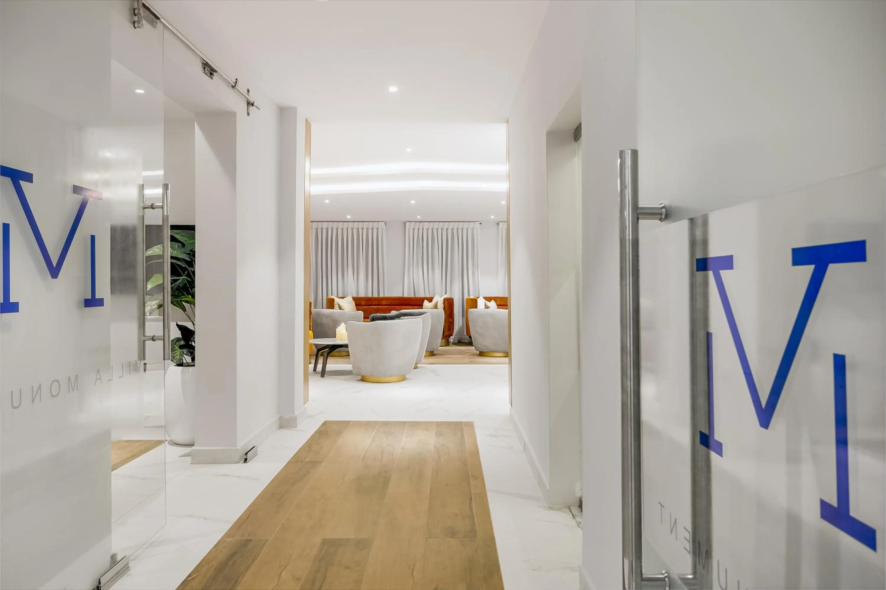 Seating area, Bed in Villa Monument Hotel