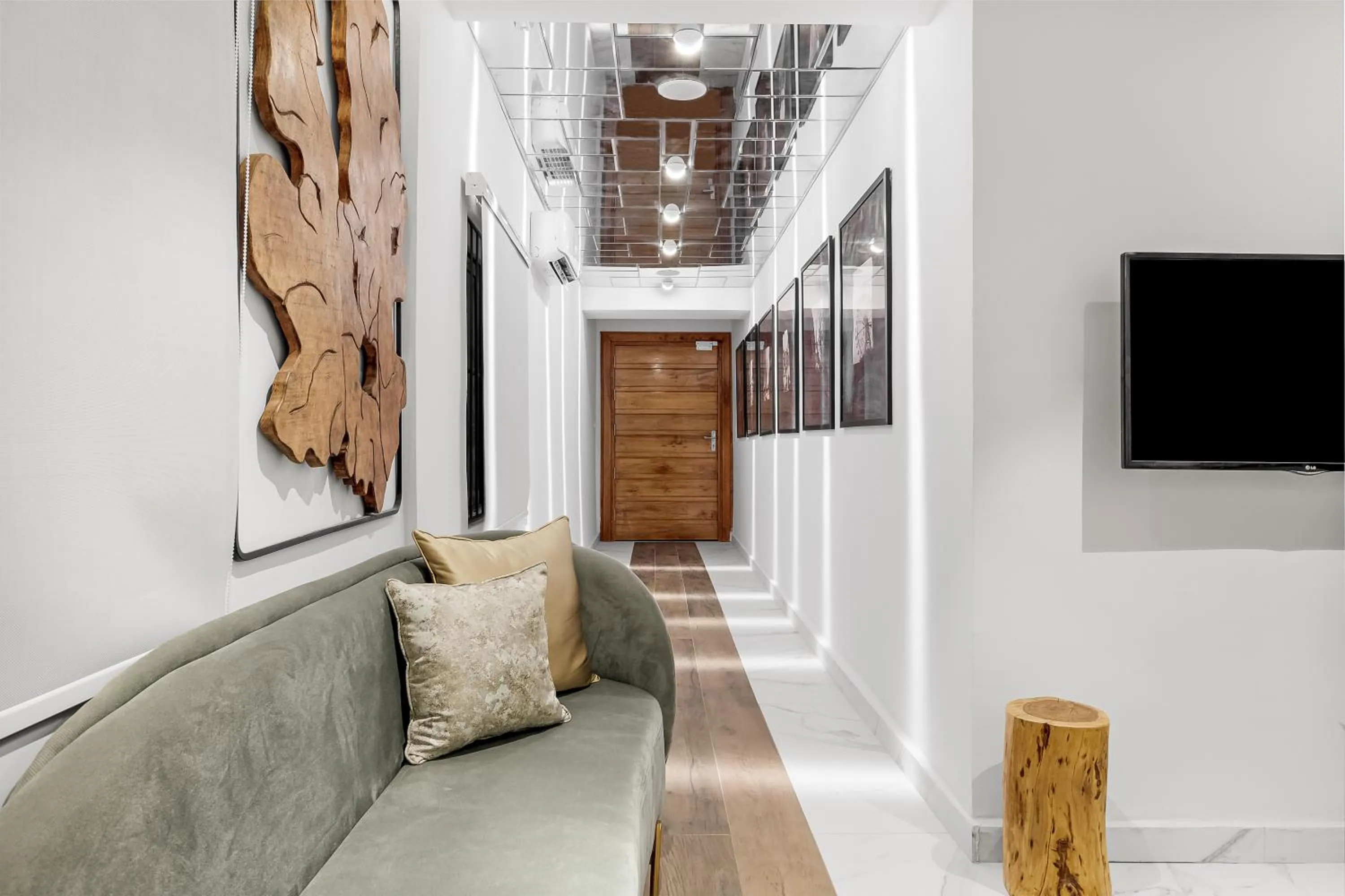 Lobby or reception in Villa Monument Hotel