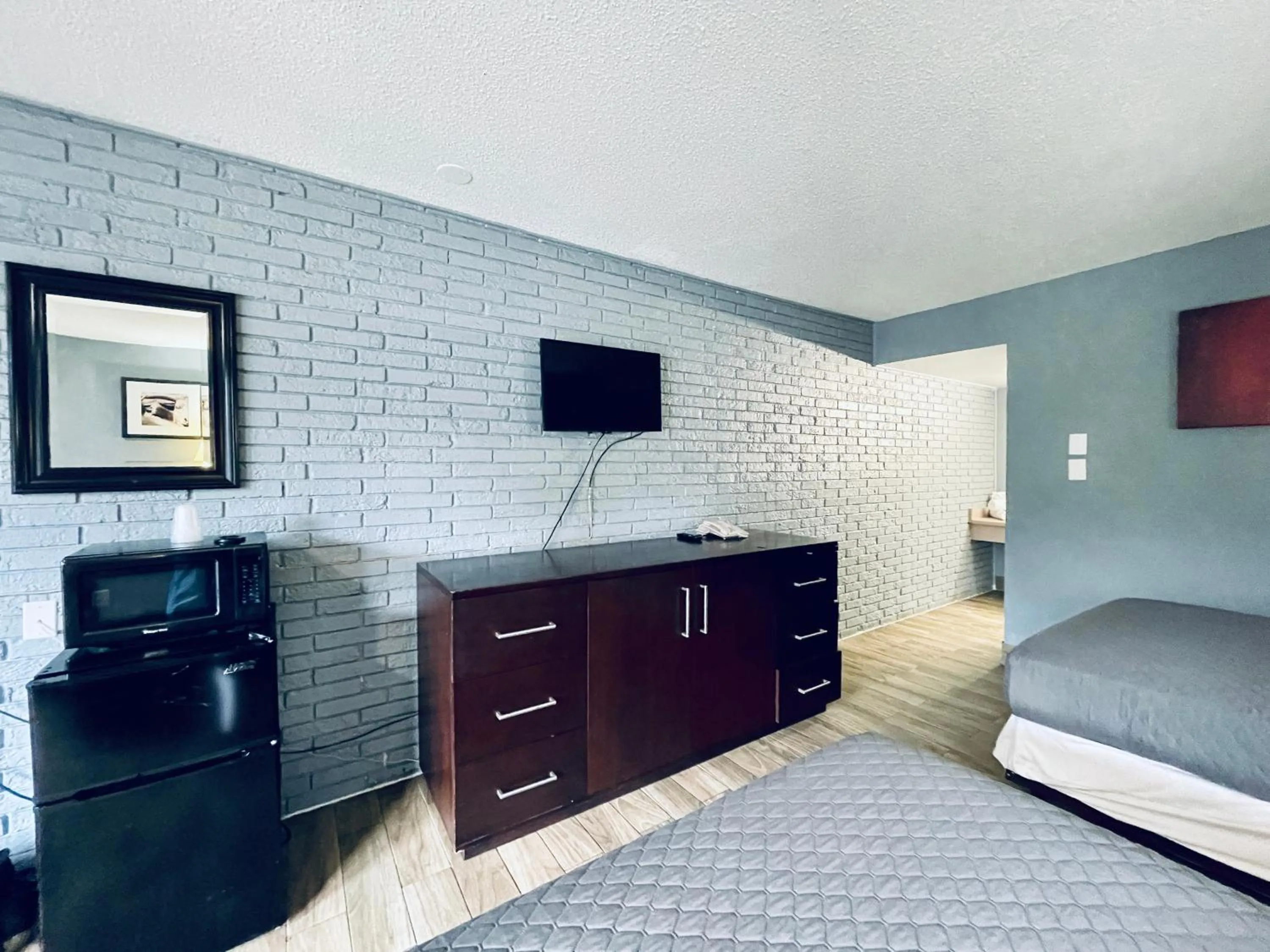 Communal lounge/ TV room, Bed in Extended Stay SA