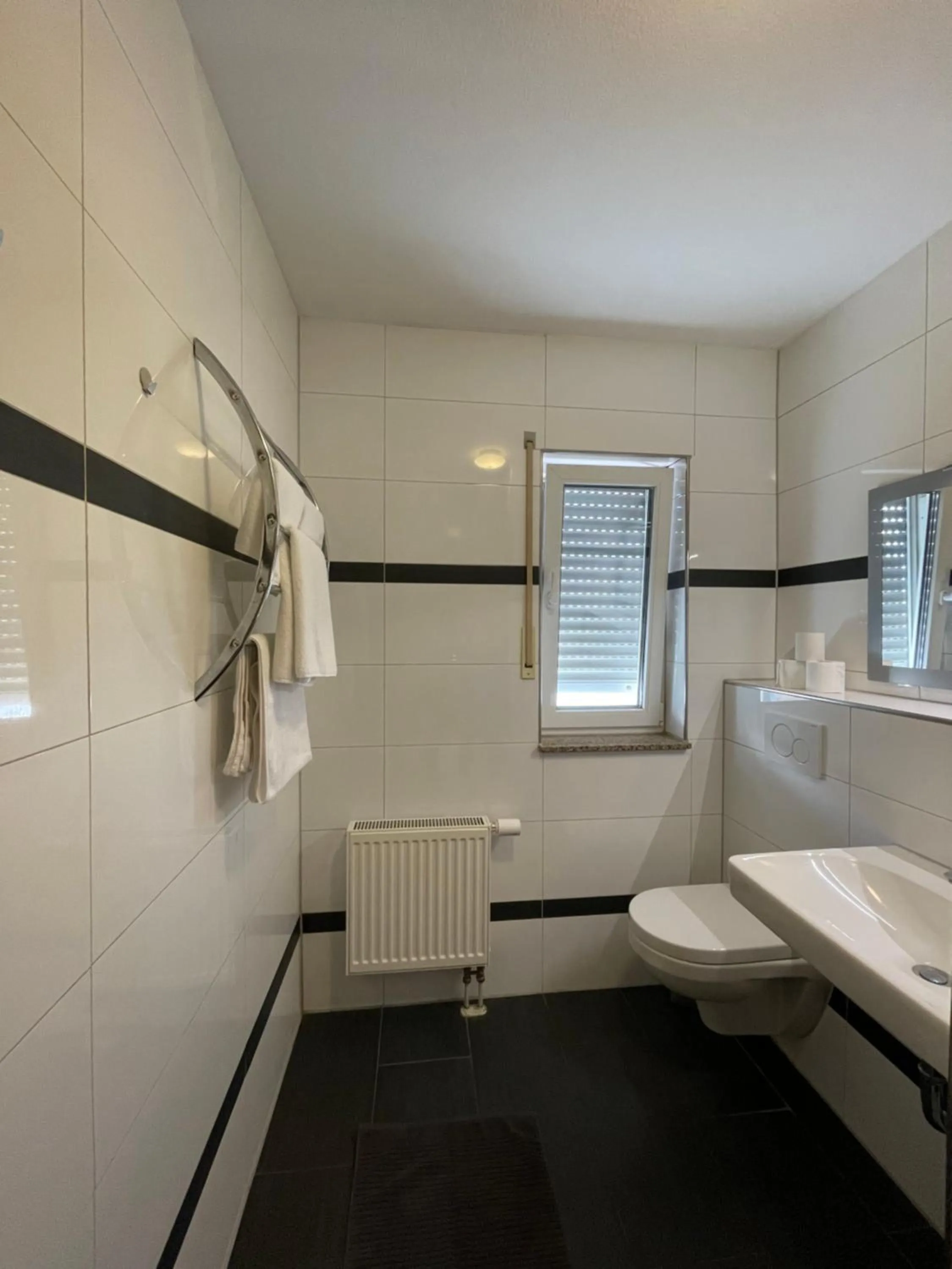 Bathroom, Bed in Eurotel am Main