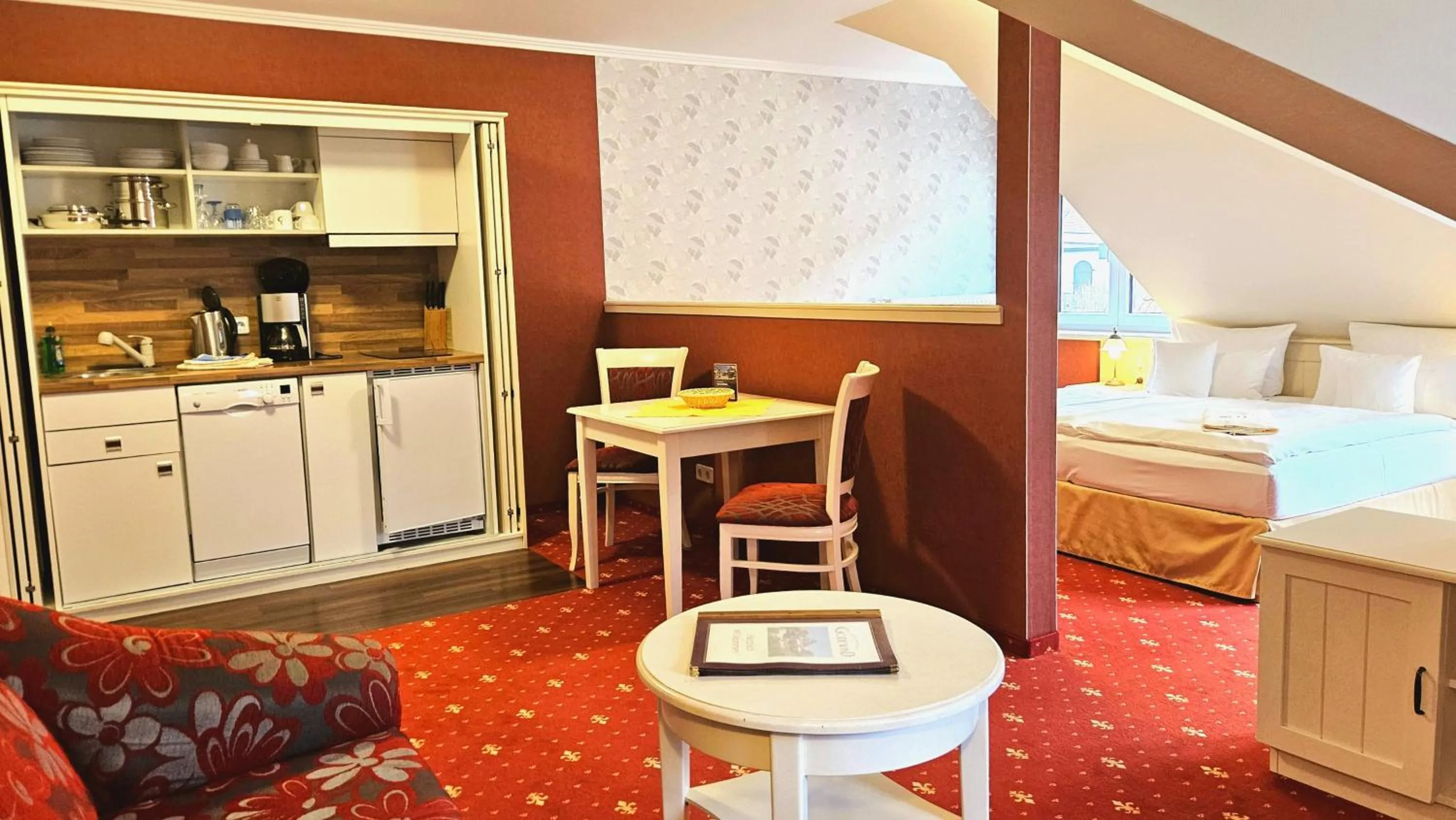 Kitchen or kitchenette, Bed in Hotel Godewind