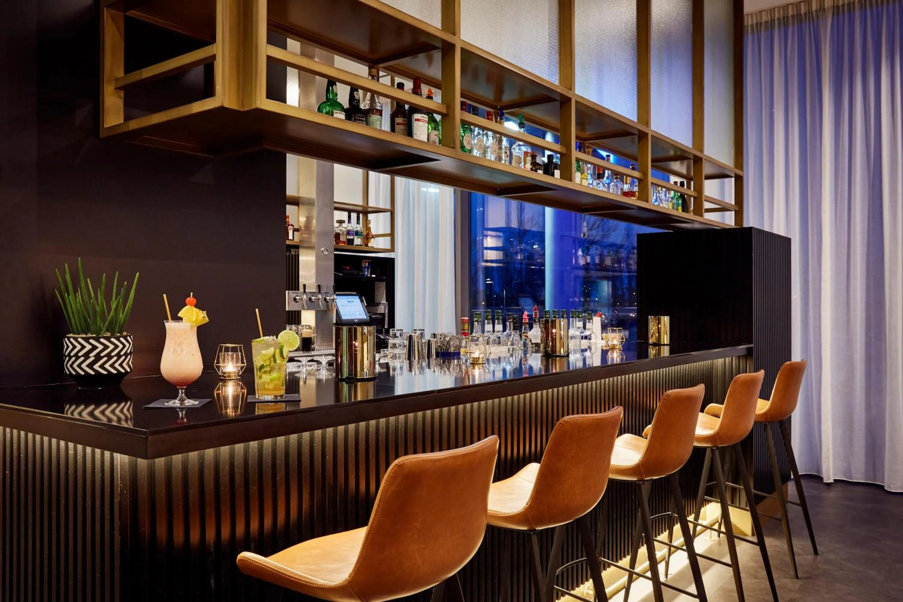 Lounge or bar in INNSiDE by Meliá Bremen