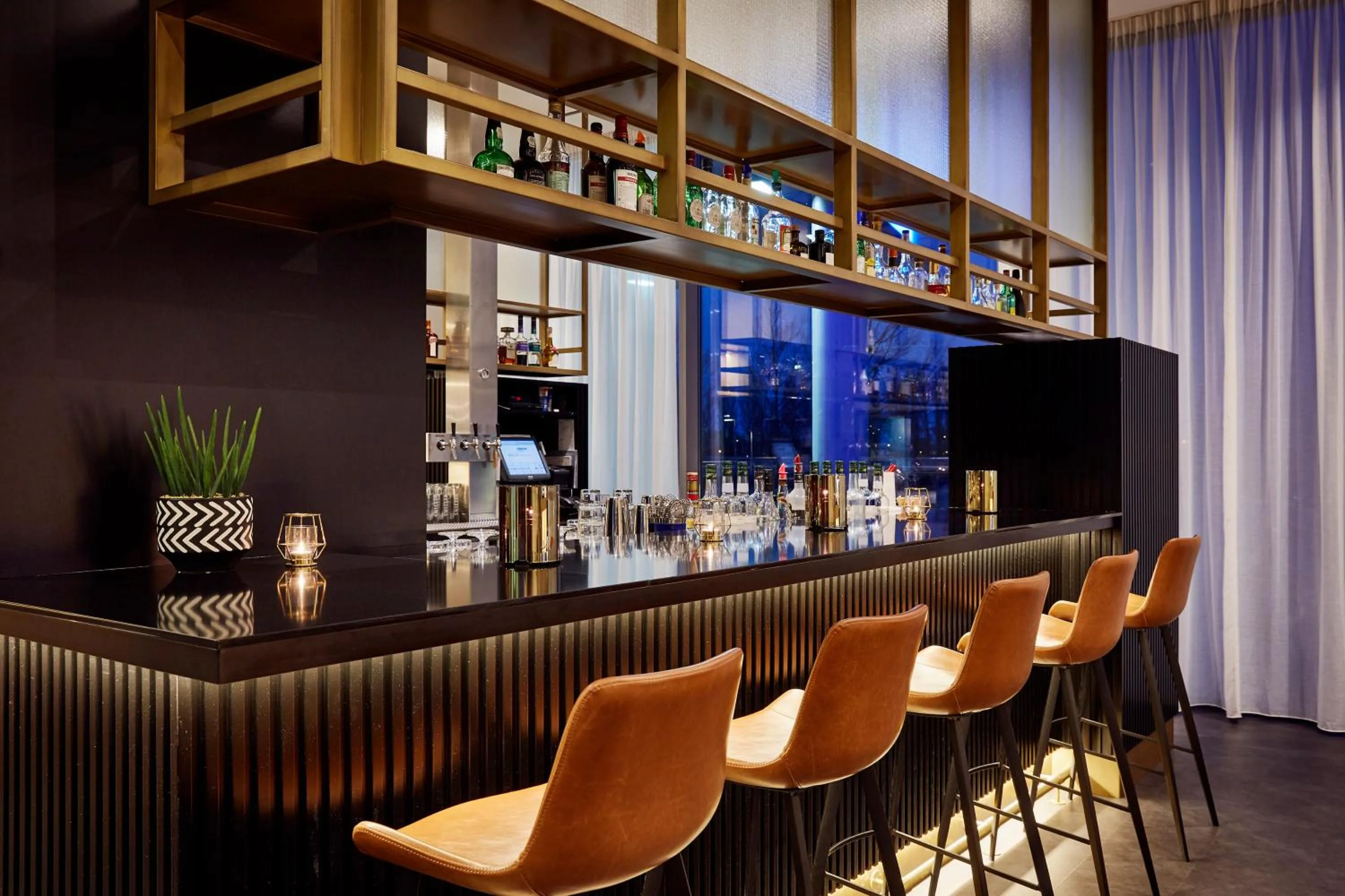 Lounge or bar in INNSiDE by Meliá Bremen