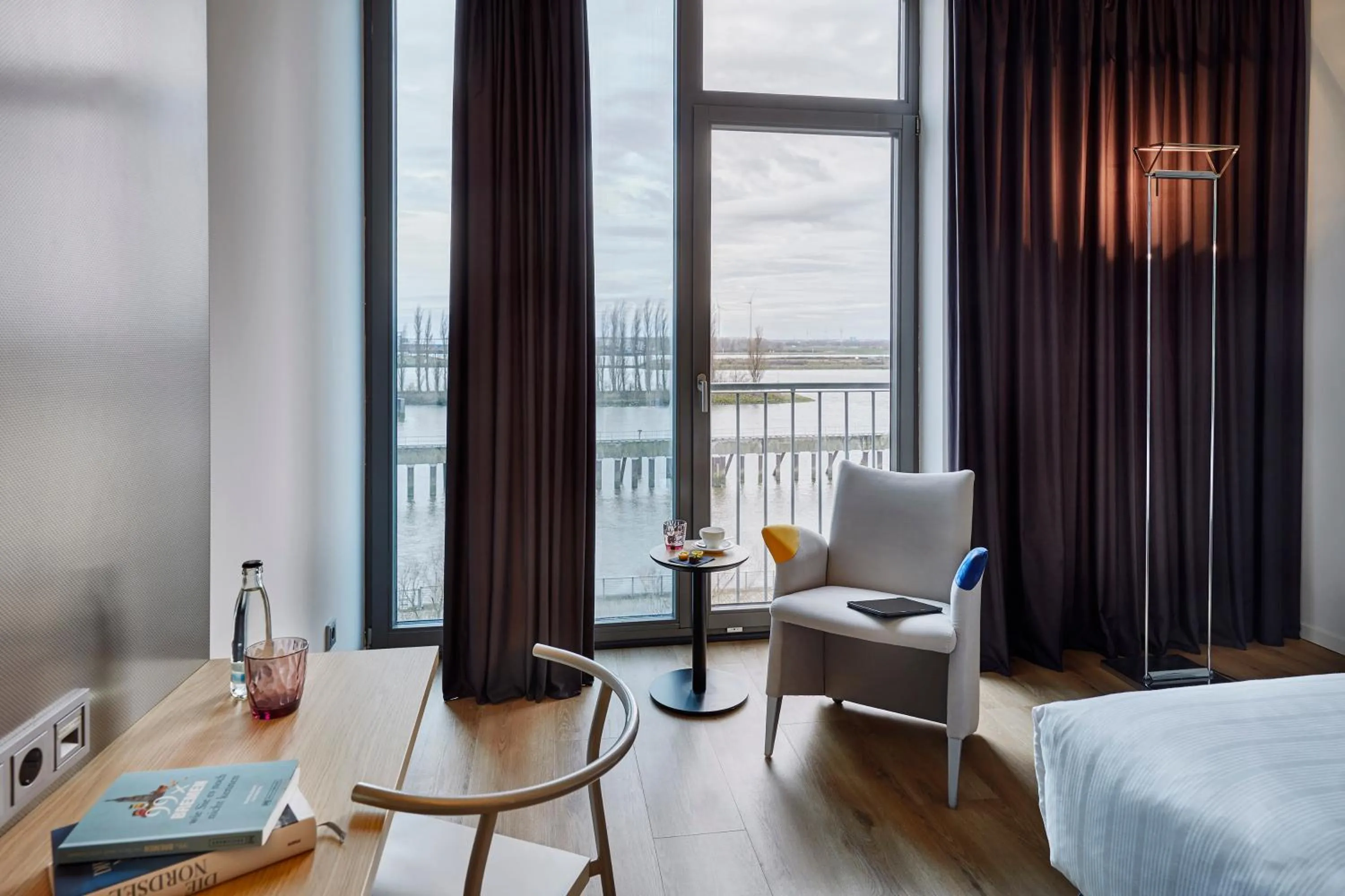 Seating area, Bed in INNSiDE by Meliá Bremen