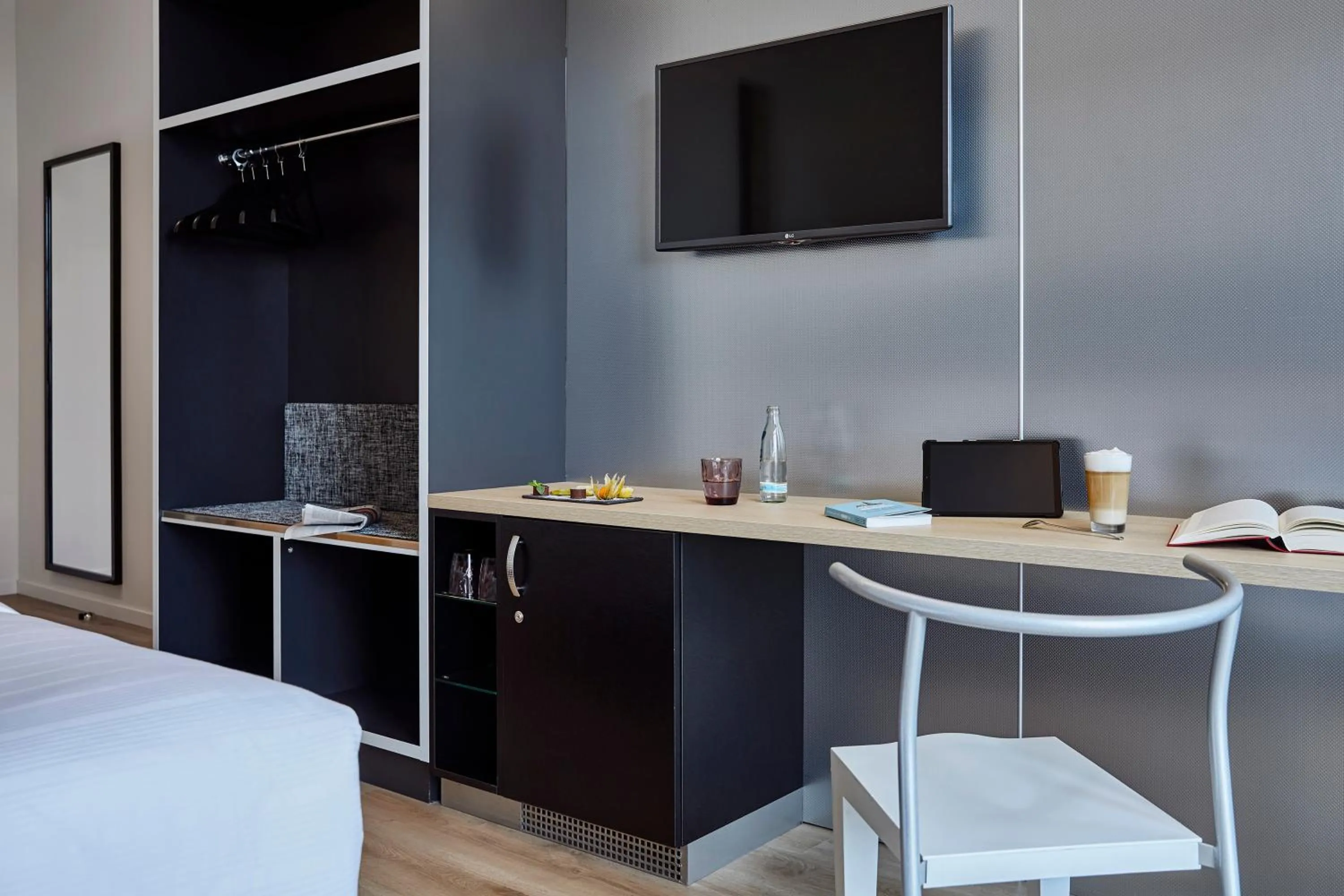 TV and multimedia, Bed in INNSiDE by Meliá Bremen