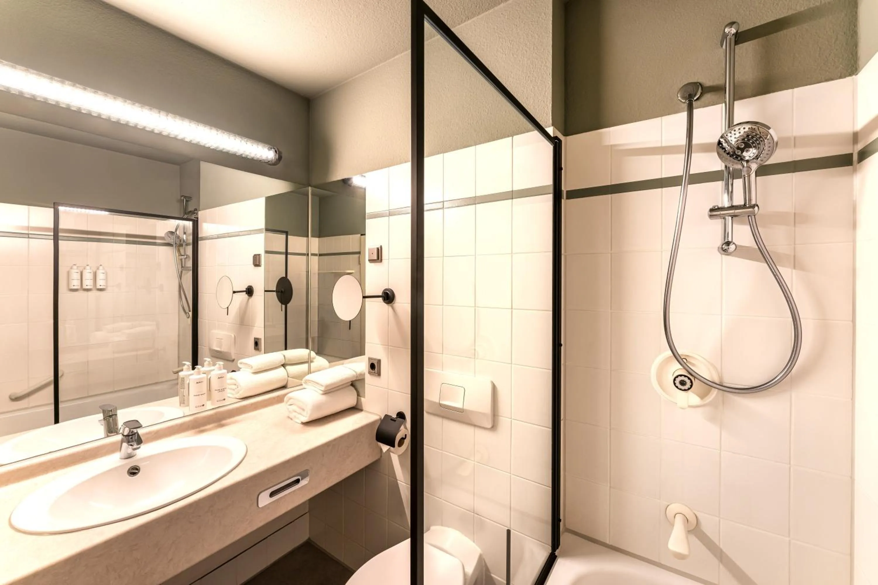 Shower in Radisson Hotel Dusseldorf City Center