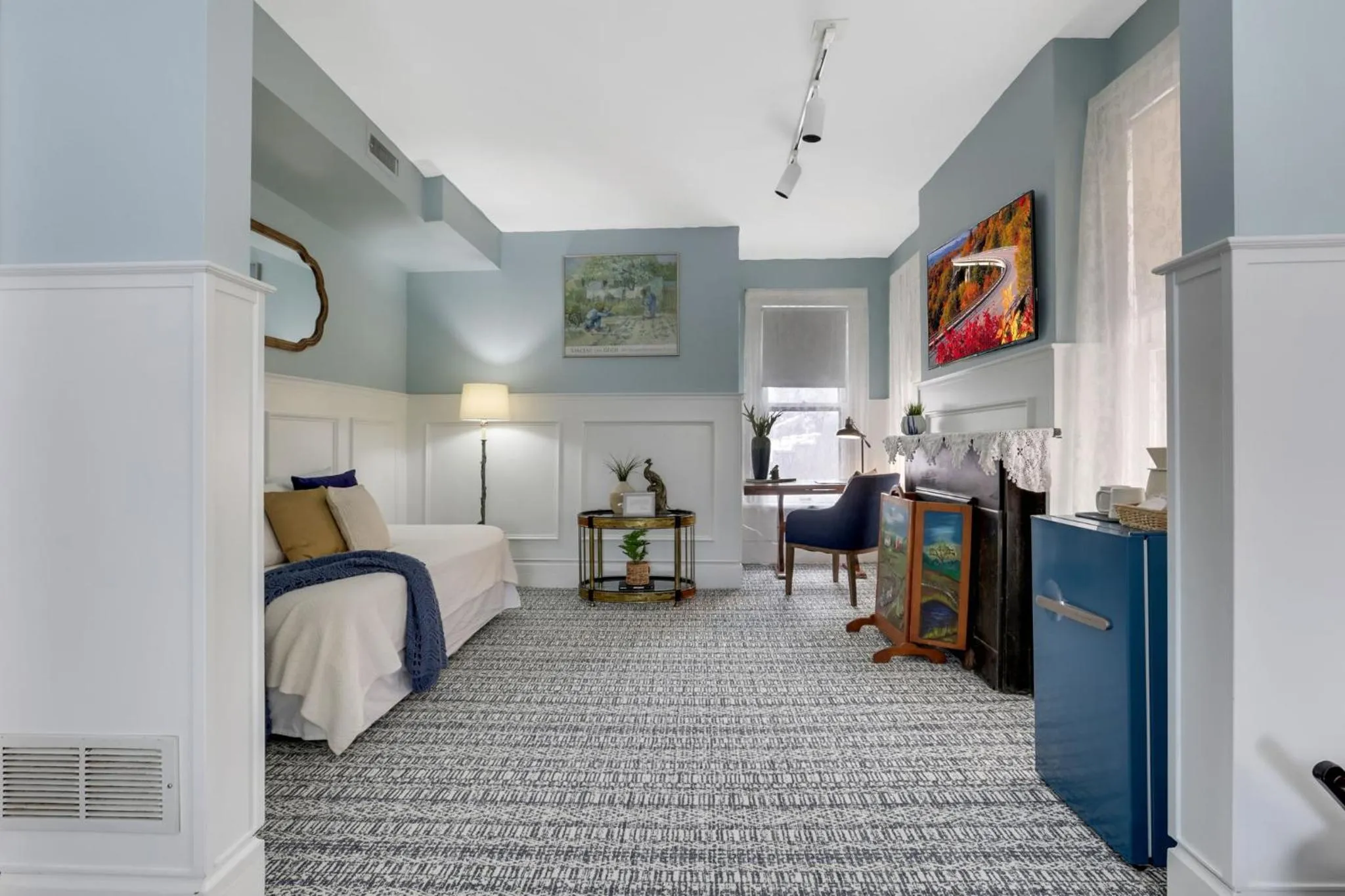 Living room, Bed in 50 Lincoln Short North Bed & Breakfast