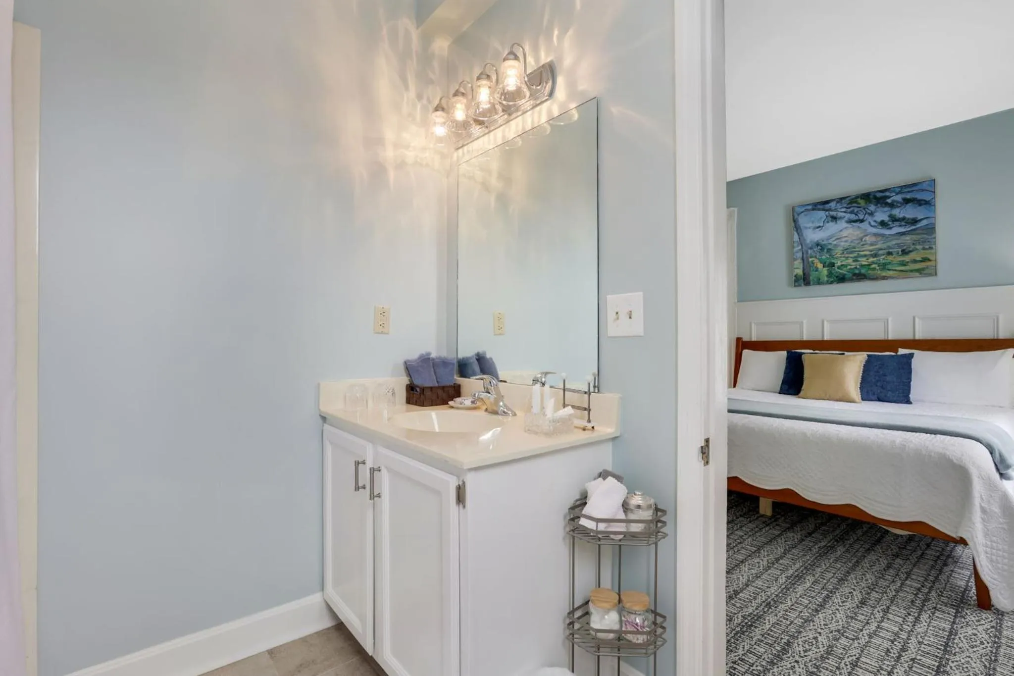 Bathroom, Bed in 50 Lincoln Short North Bed & Breakfast