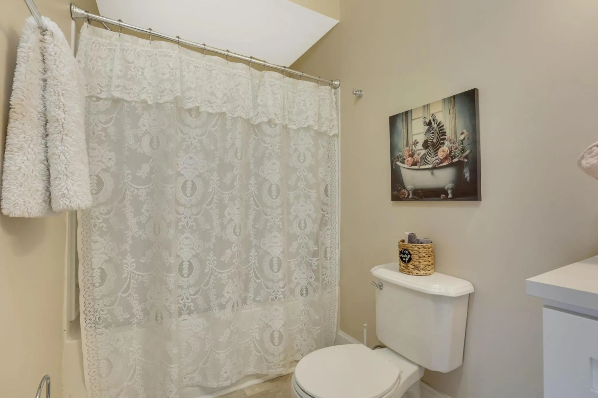 Bathroom in 50 Lincoln Short North Bed & Breakfast