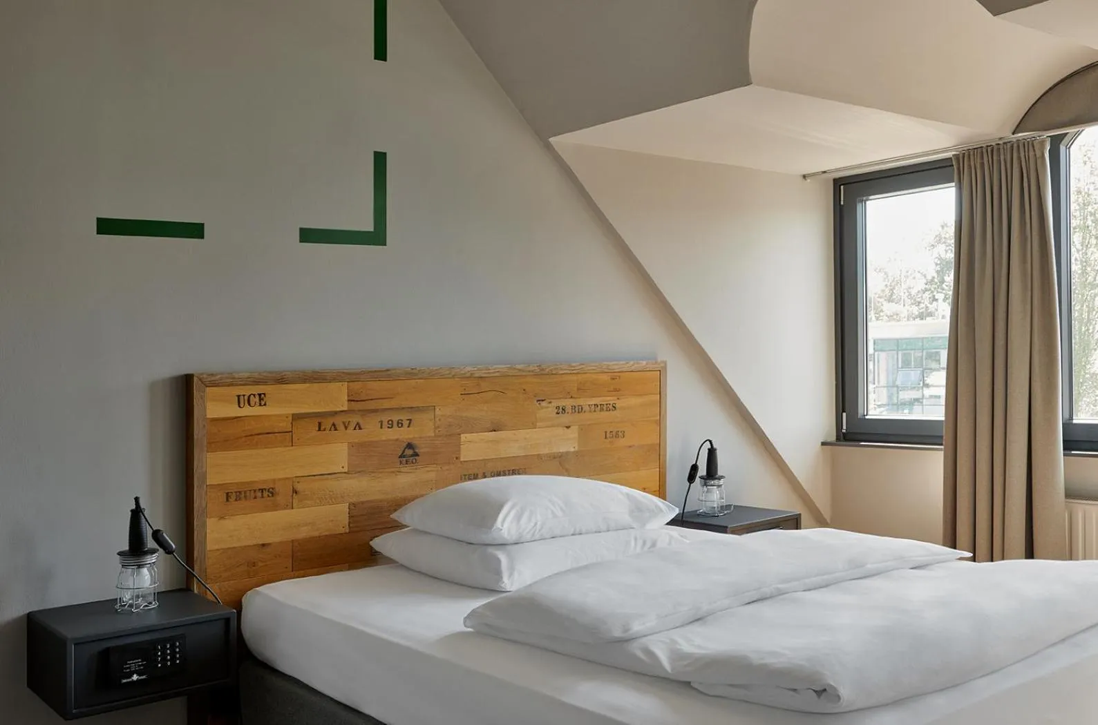 Photo of the whole room, Bed in Underdog Hotel