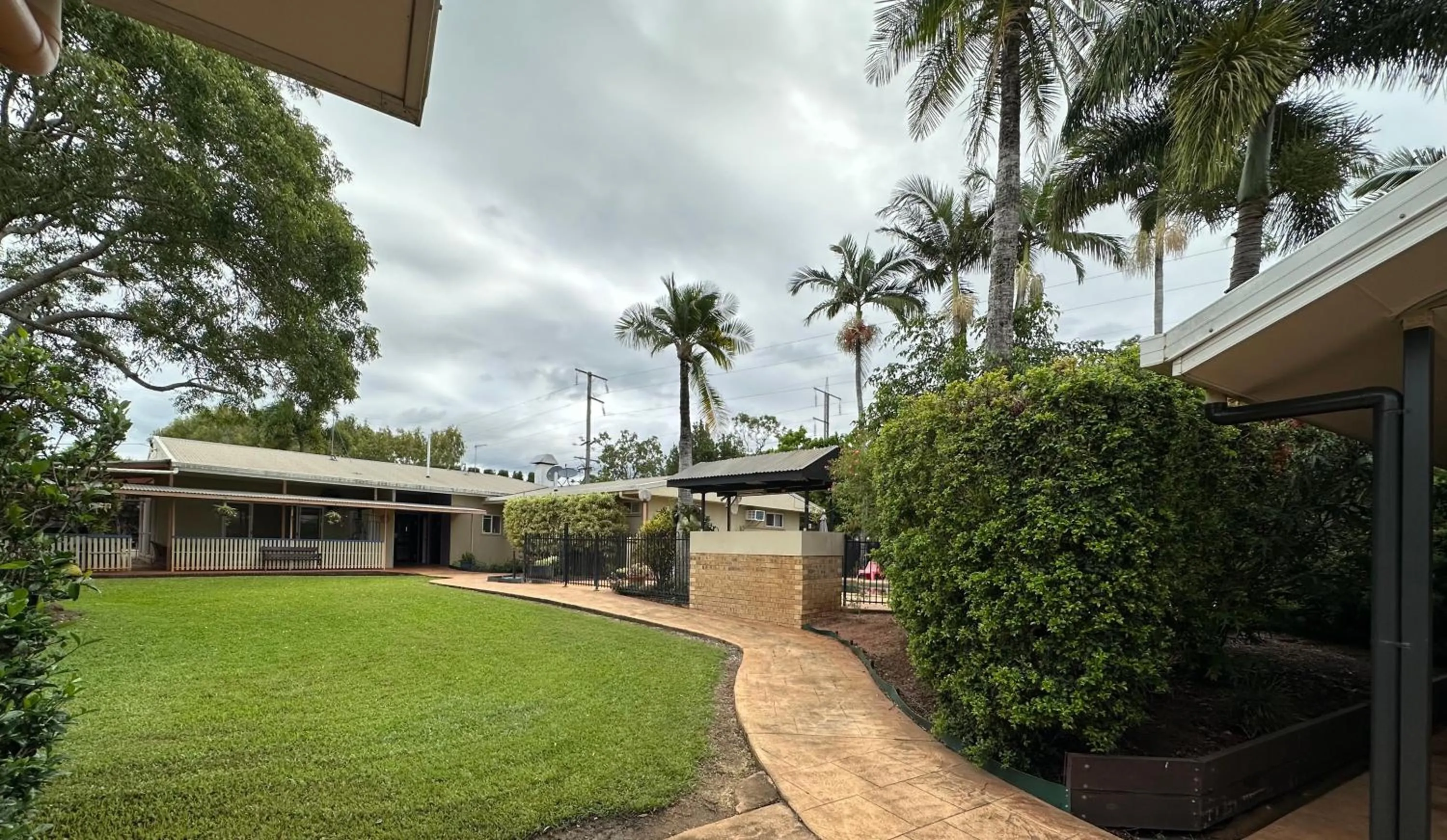 Property building in Mareeba Motor Inn