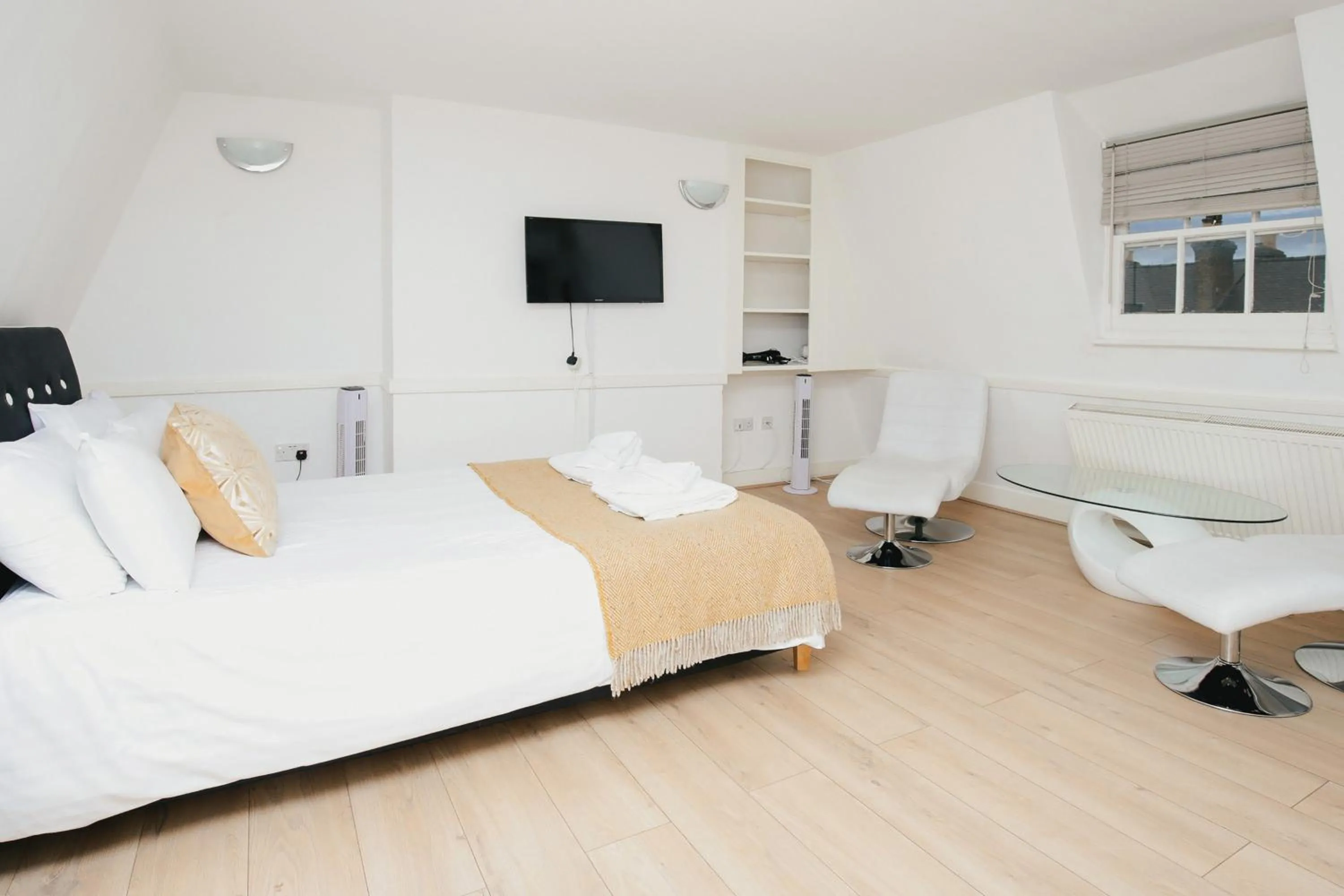 Bed in Cambridge City Studios by Paymán Club