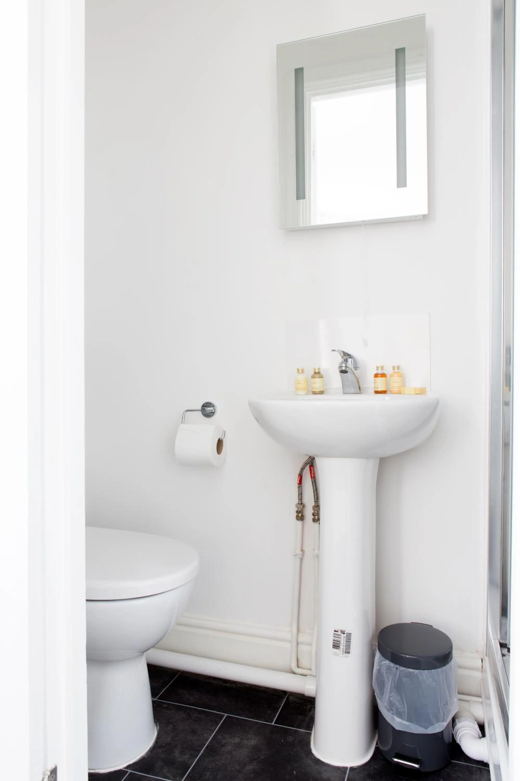 Bathroom in Cambridge City Studios by Paymán Club