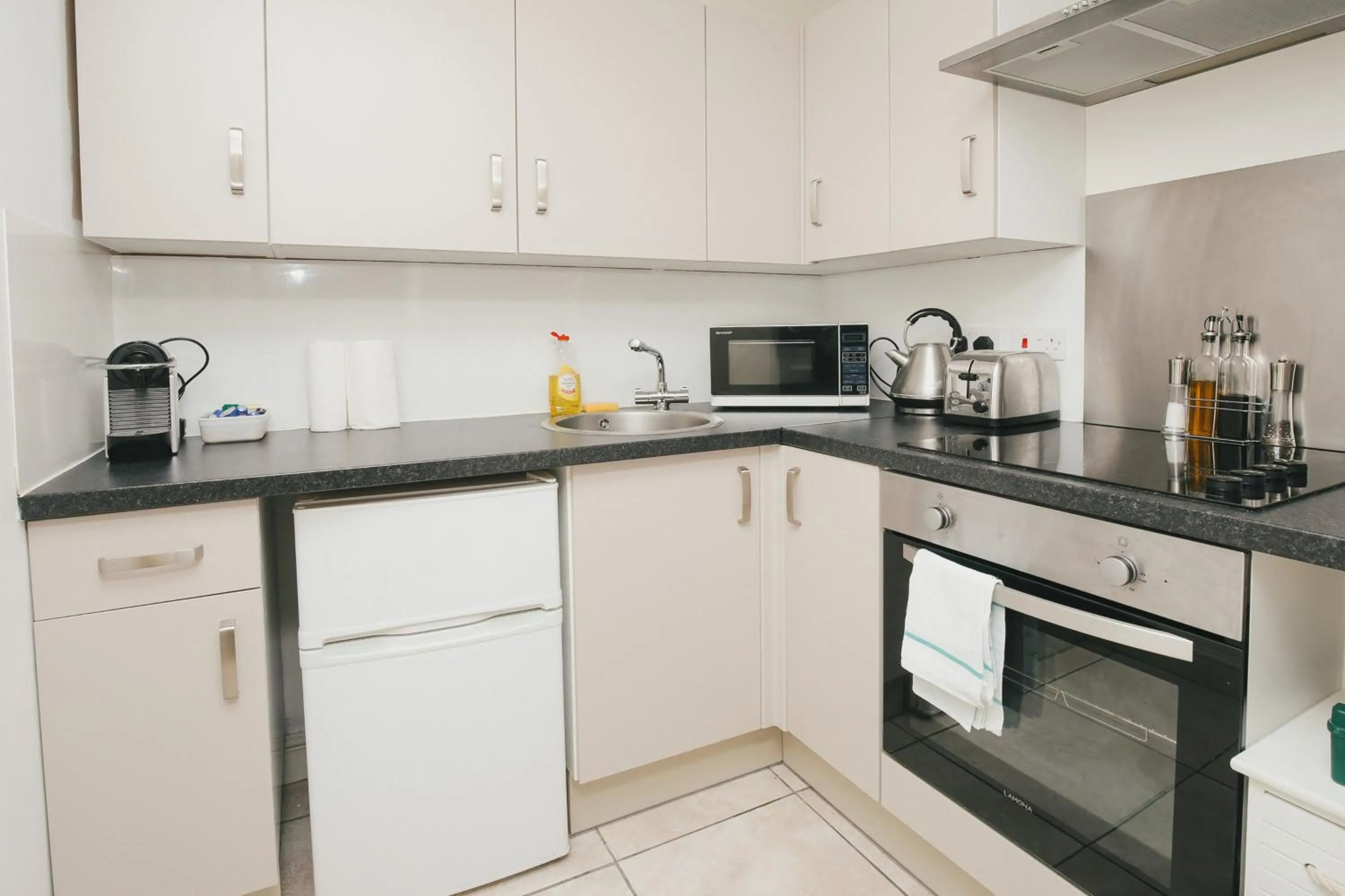 Kitchen or kitchenette in Cambridge City Studios by Paymán Club