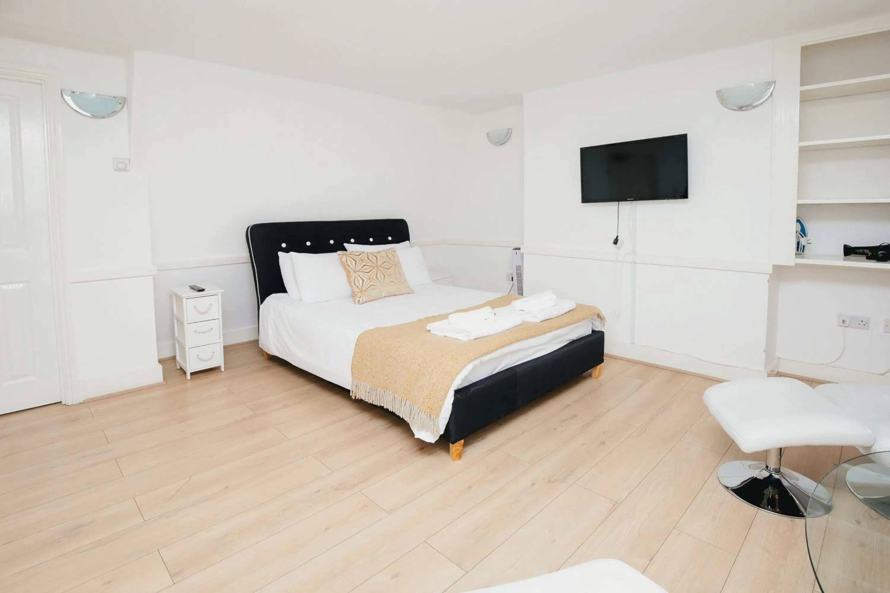 Bed in Cambridge City Studios by Paymán Club