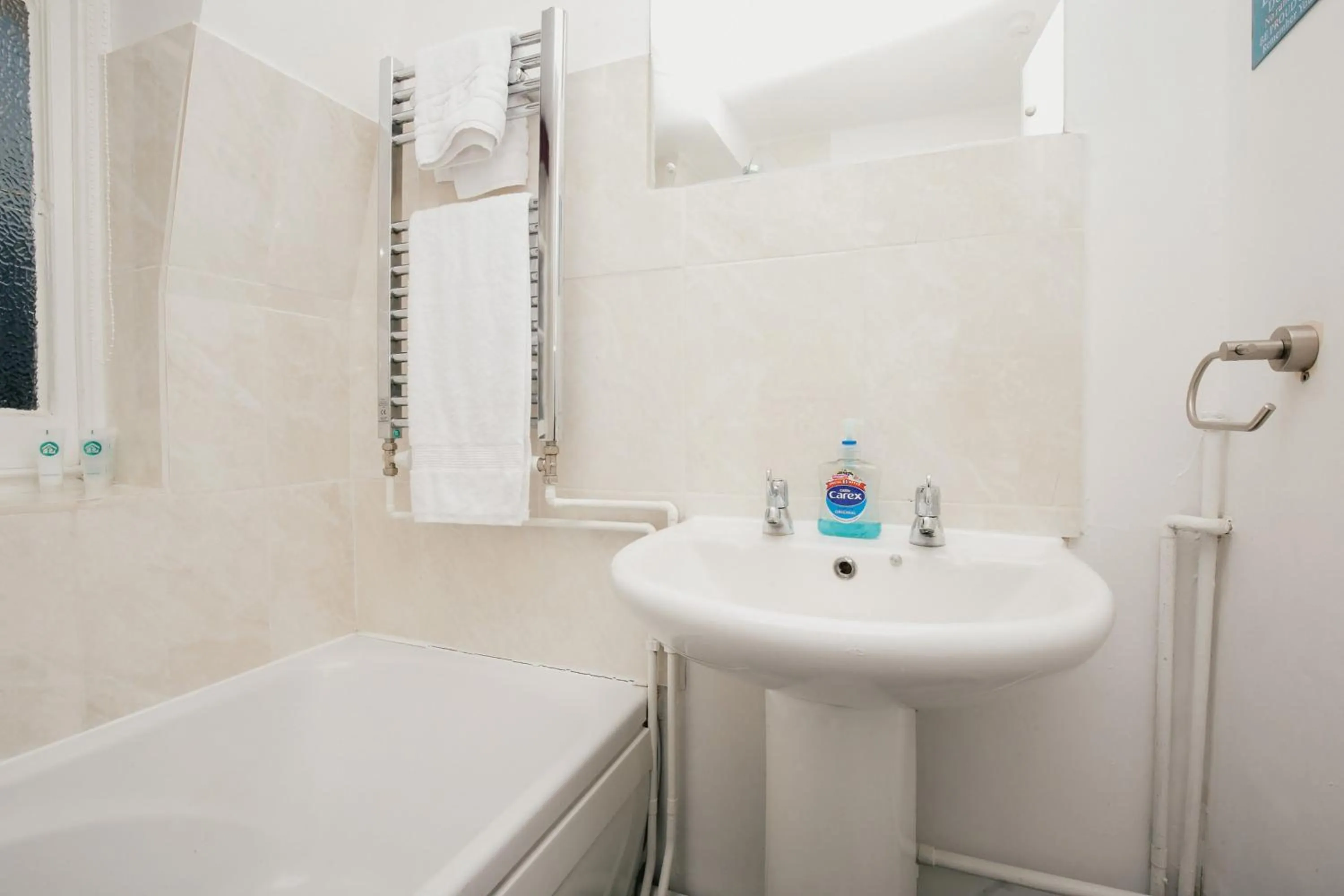 Bathroom in Cambridge City Studios by Paymán Club