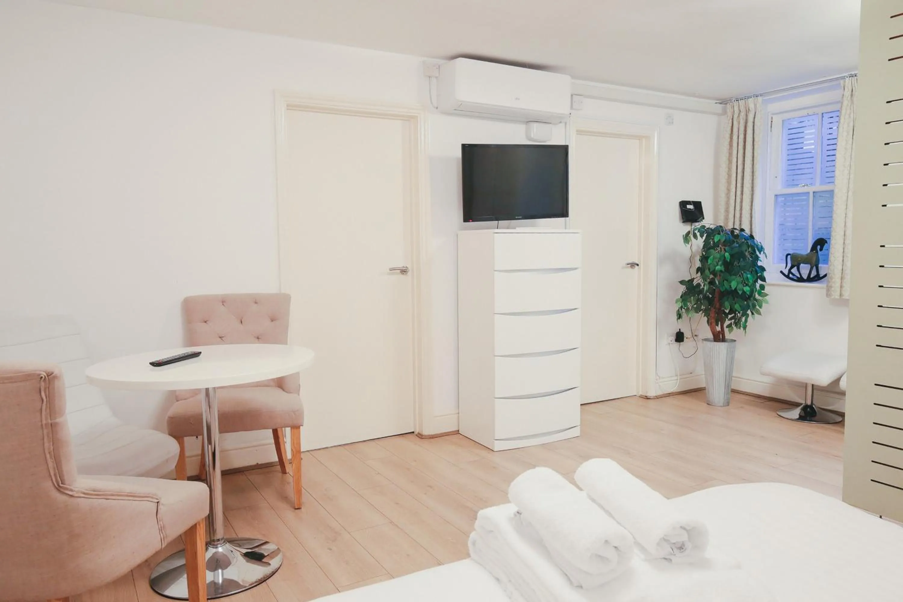 TV and multimedia in Cambridge City Studios by Paymán Club