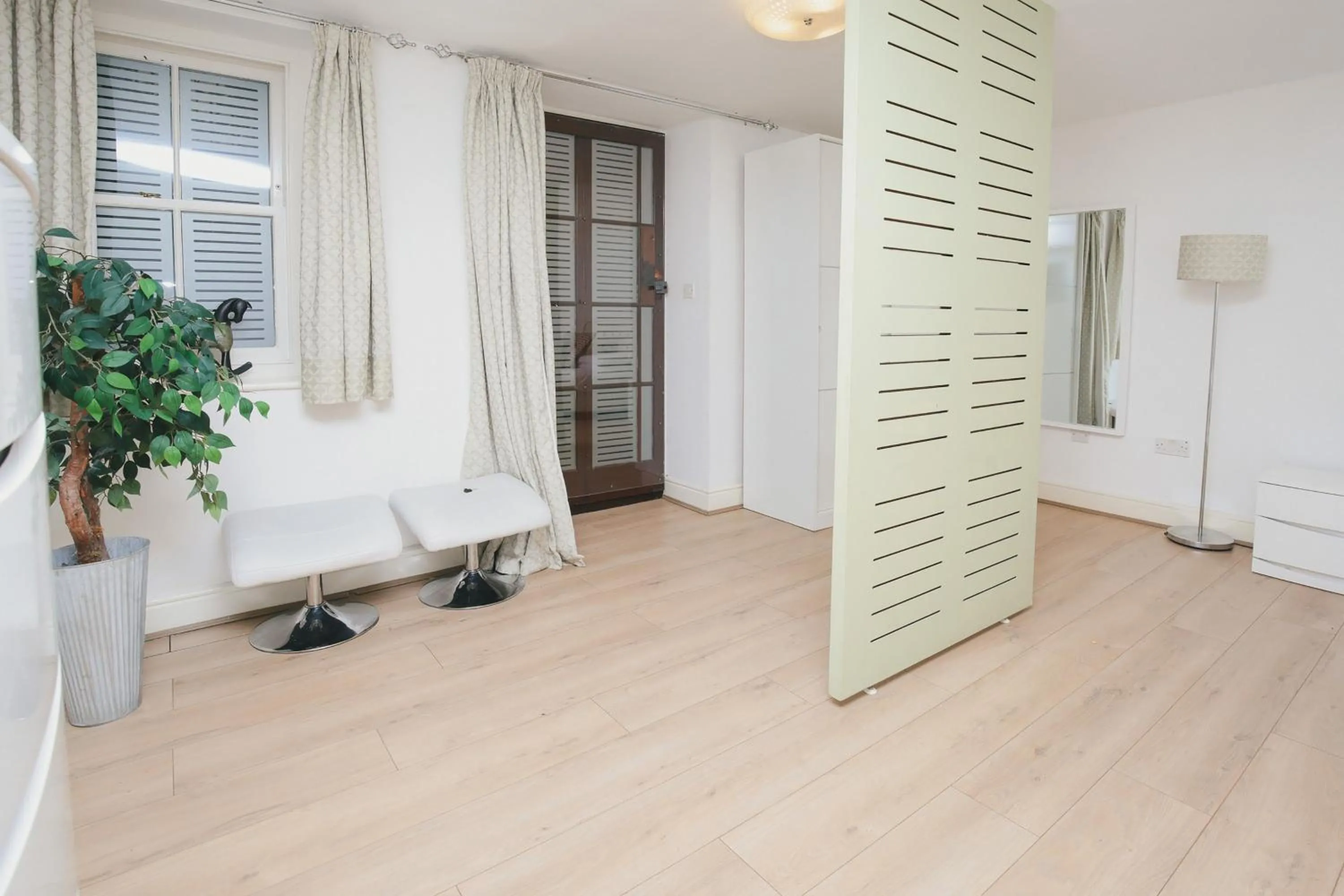 Living room in Cambridge City Studios by Paymán Club