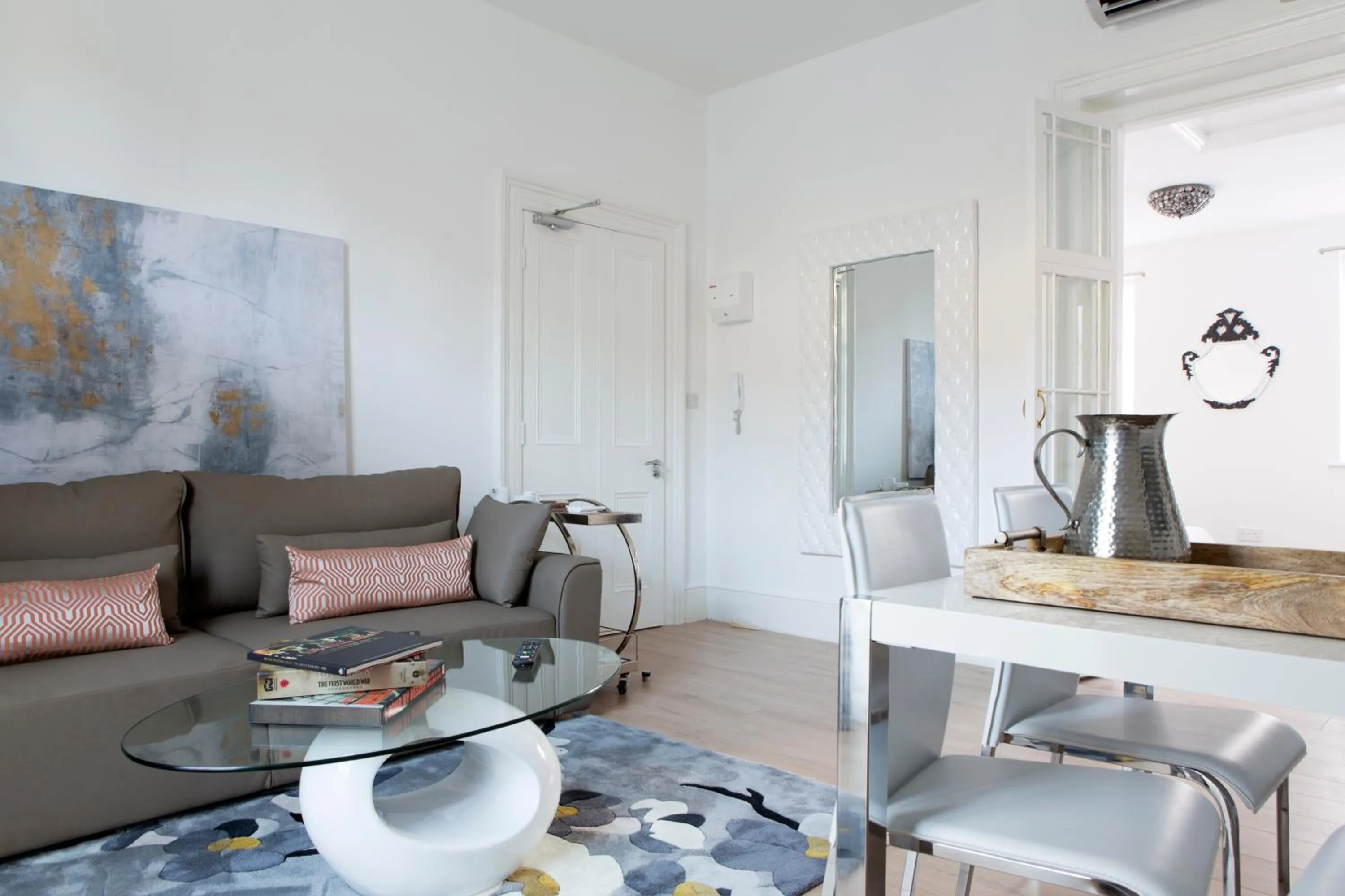 Living room in Cambridge City Studios by Paymán Club