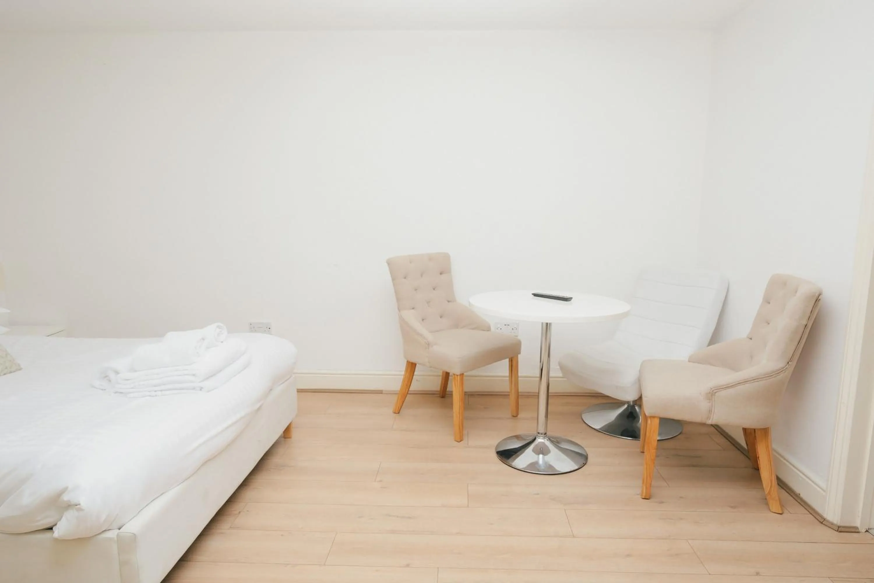 Seating area in Cambridge City Studios by Paymán Club