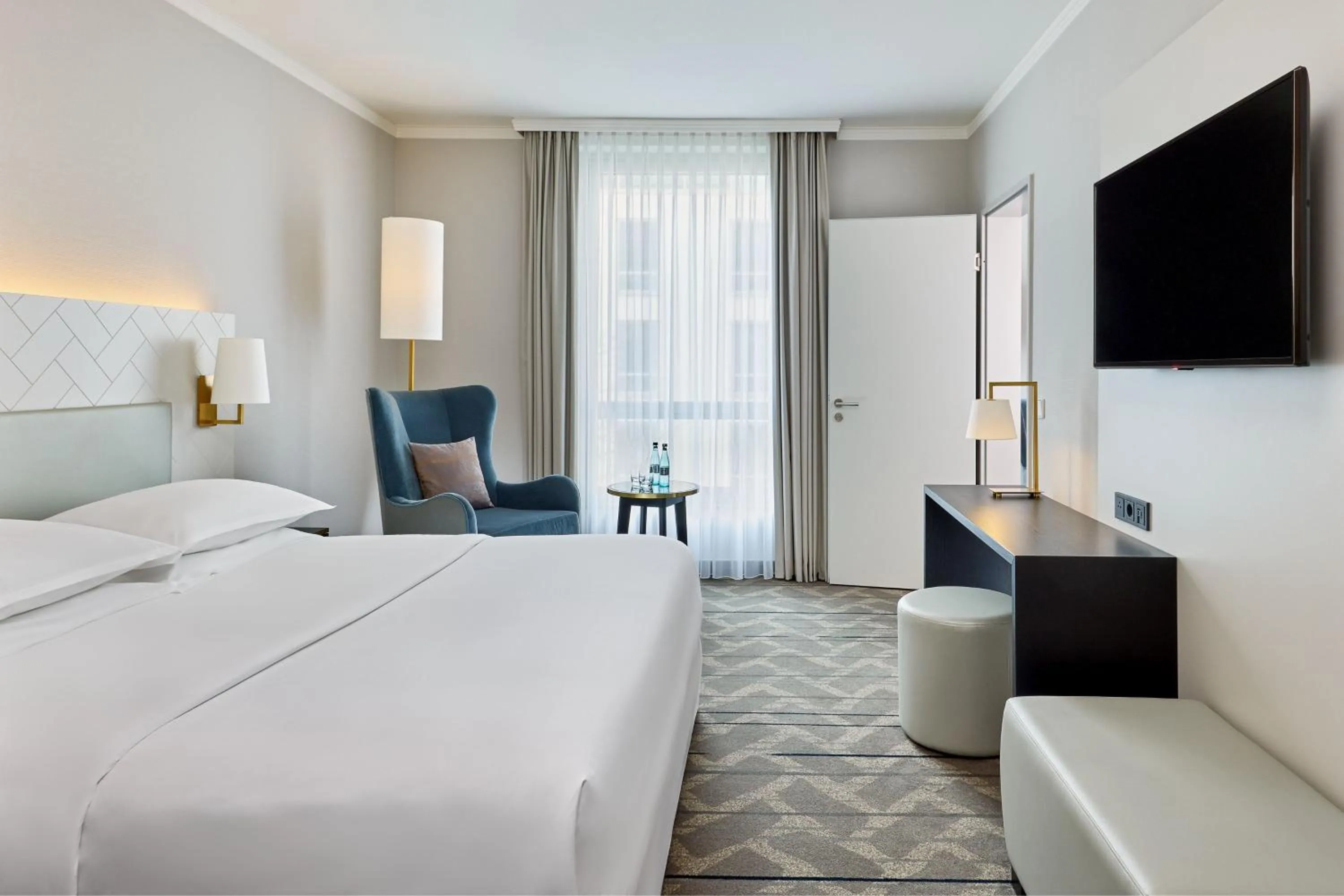 Photo of the whole room, Bed in Sheraton Offenbach Hotel