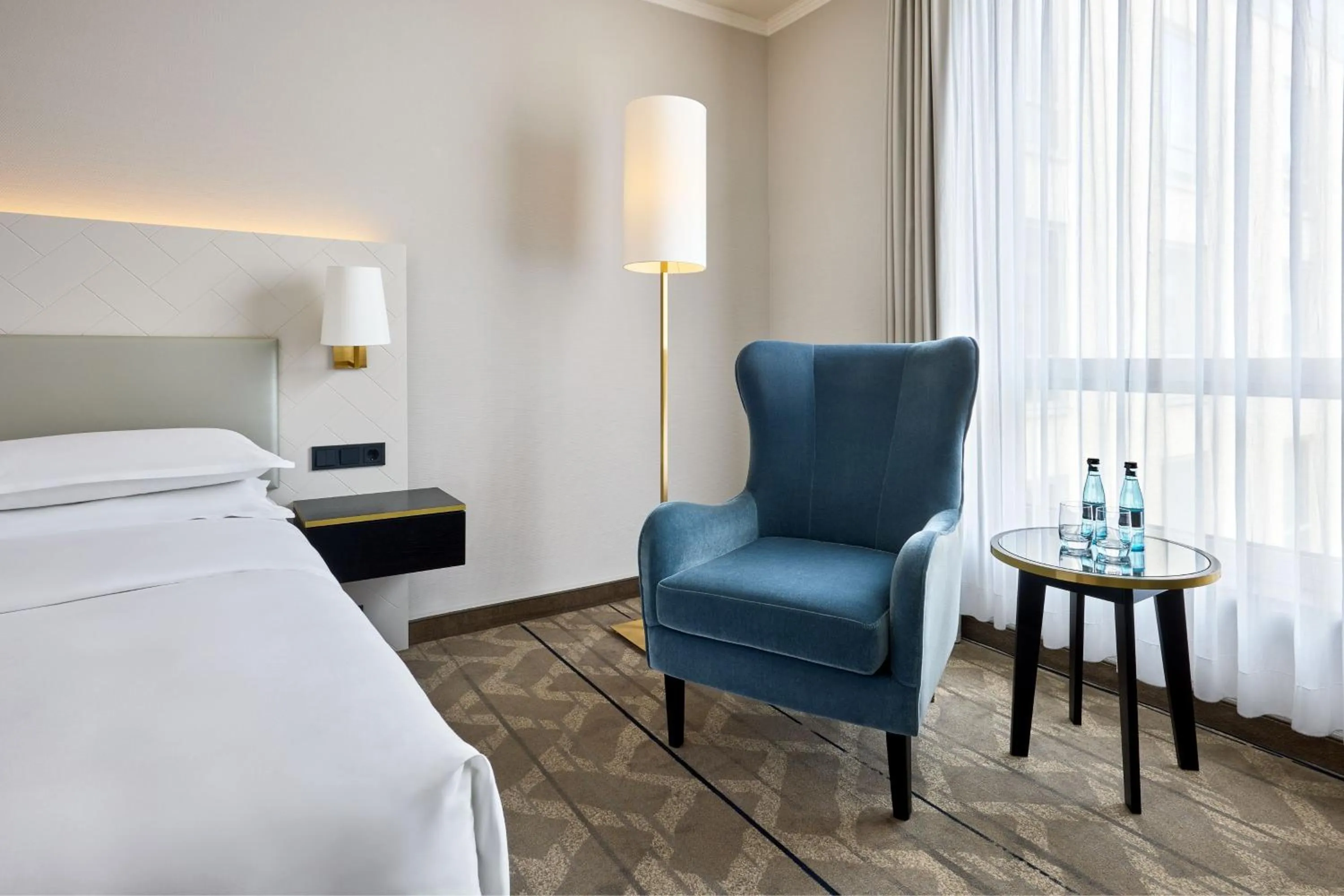 Photo of the whole room, Bed in Sheraton Offenbach Hotel