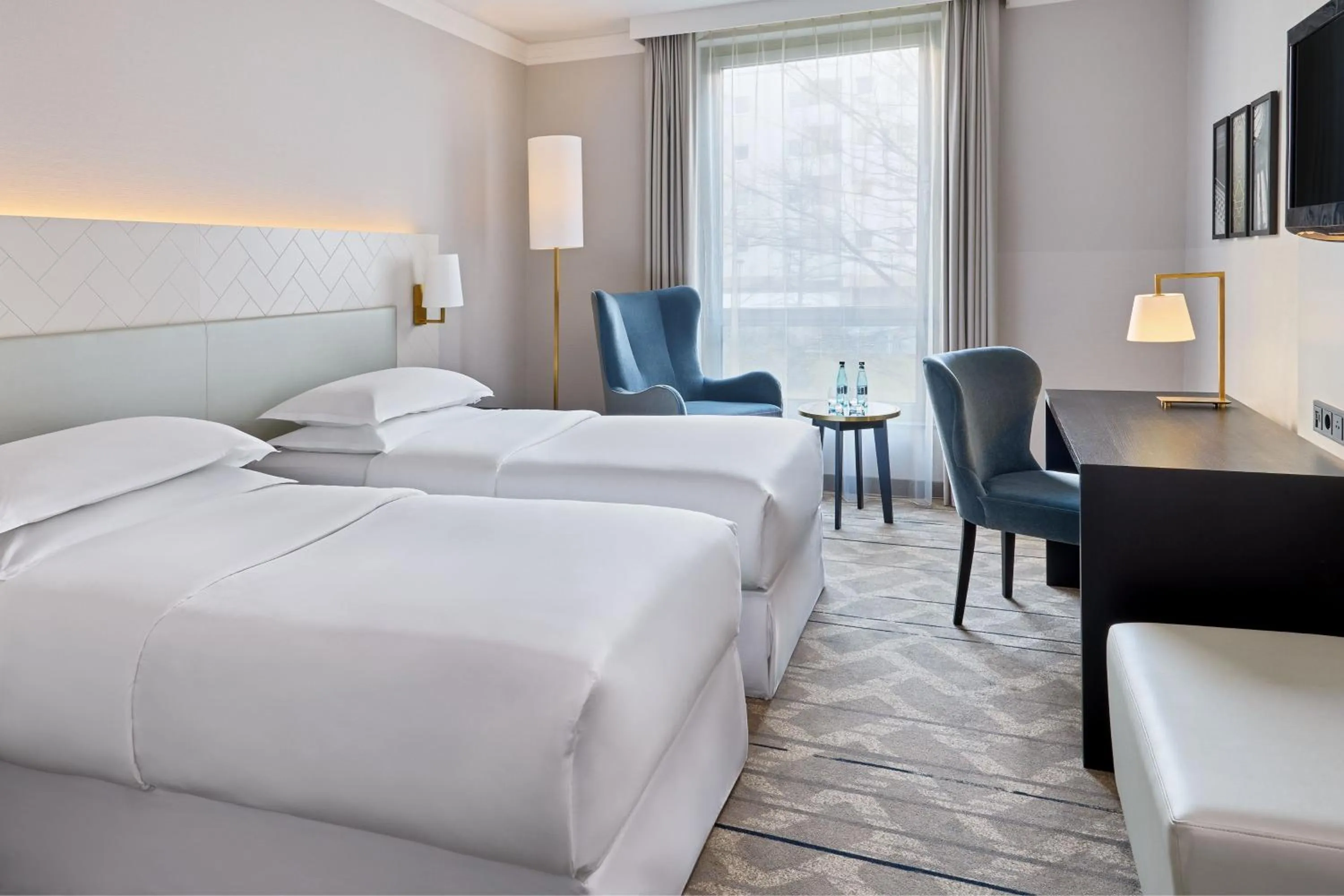 Photo of the whole room, Bed in Sheraton Offenbach Hotel