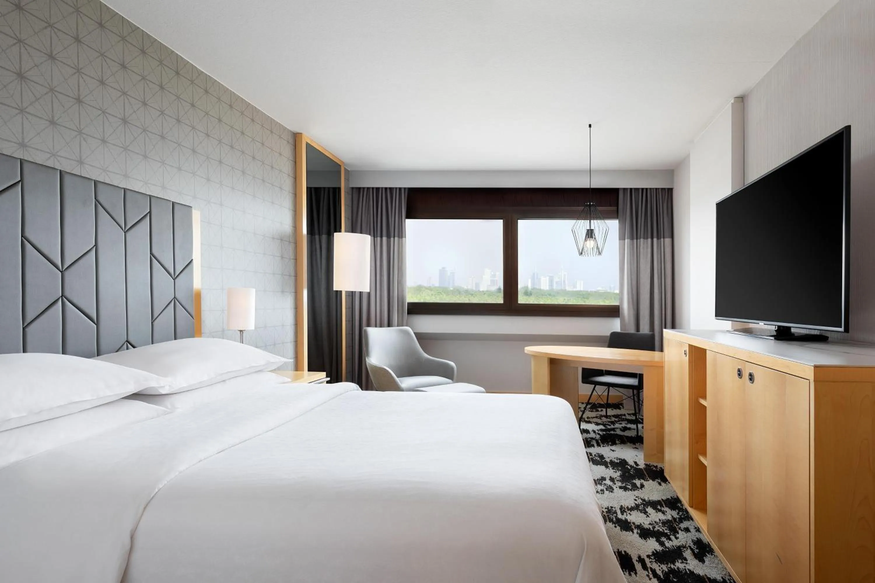 Photo of the whole room, Bed in Sheraton Frankfurt Airport Hotel & Conference Center