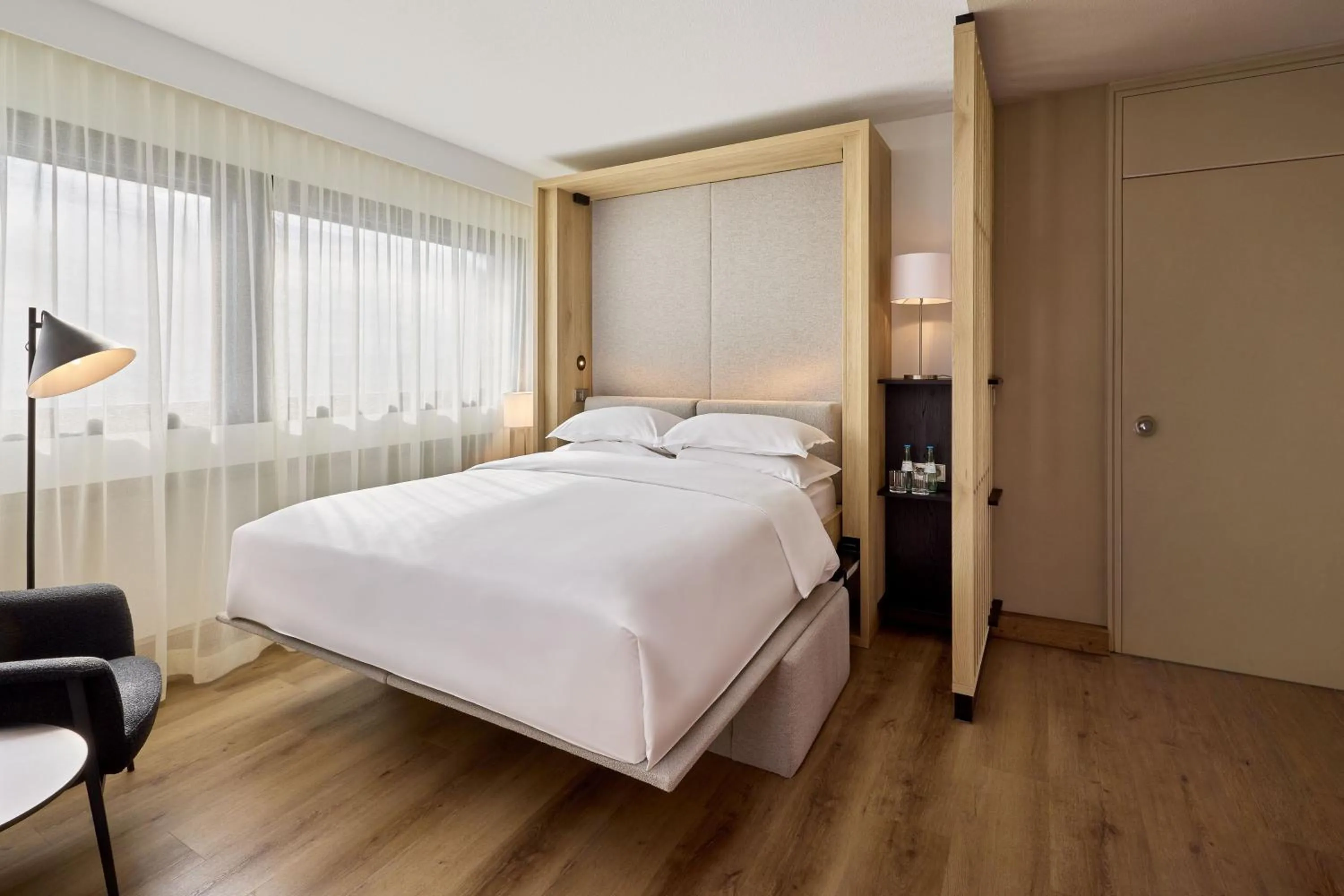 Photo of the whole room, Bed in Sheraton Frankfurt Airport Hotel & Conference Center