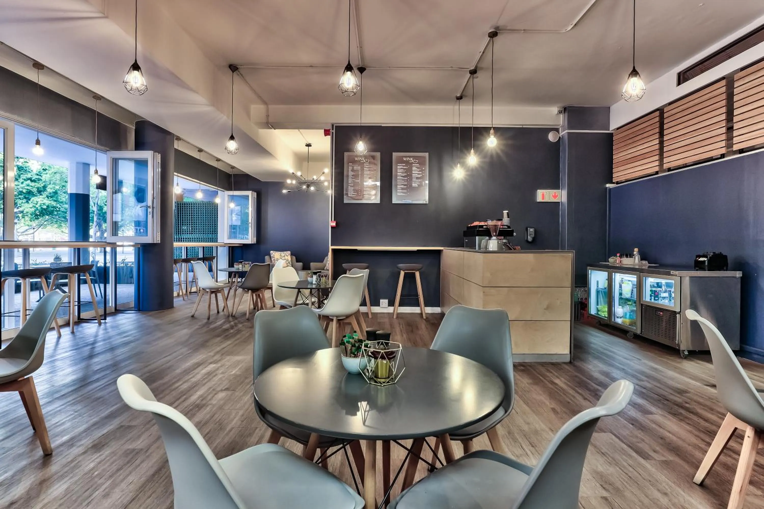 Restaurant/places to eat in WINK Aparthotel Foreshore