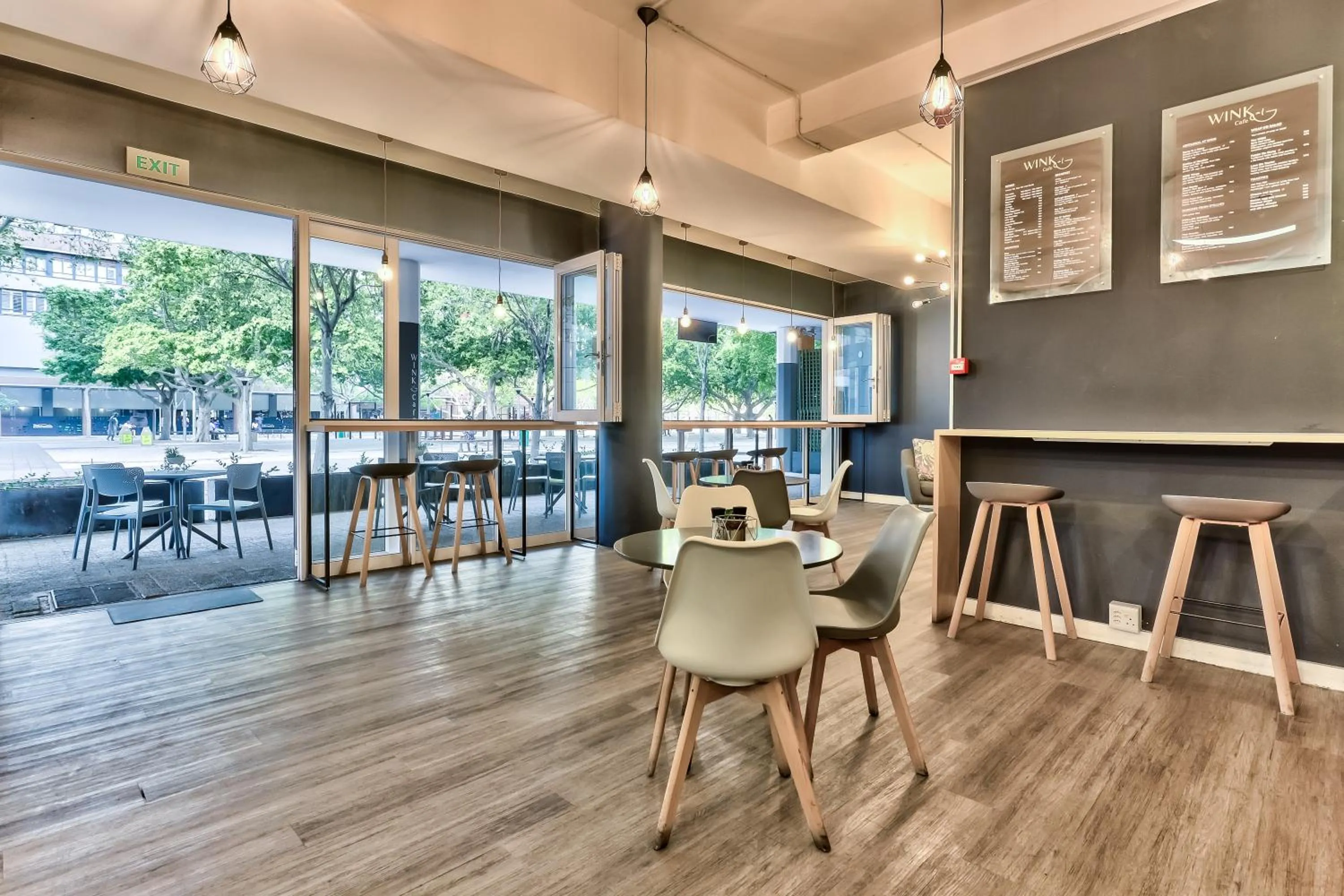 Restaurant/places to eat in WINK Aparthotel Foreshore