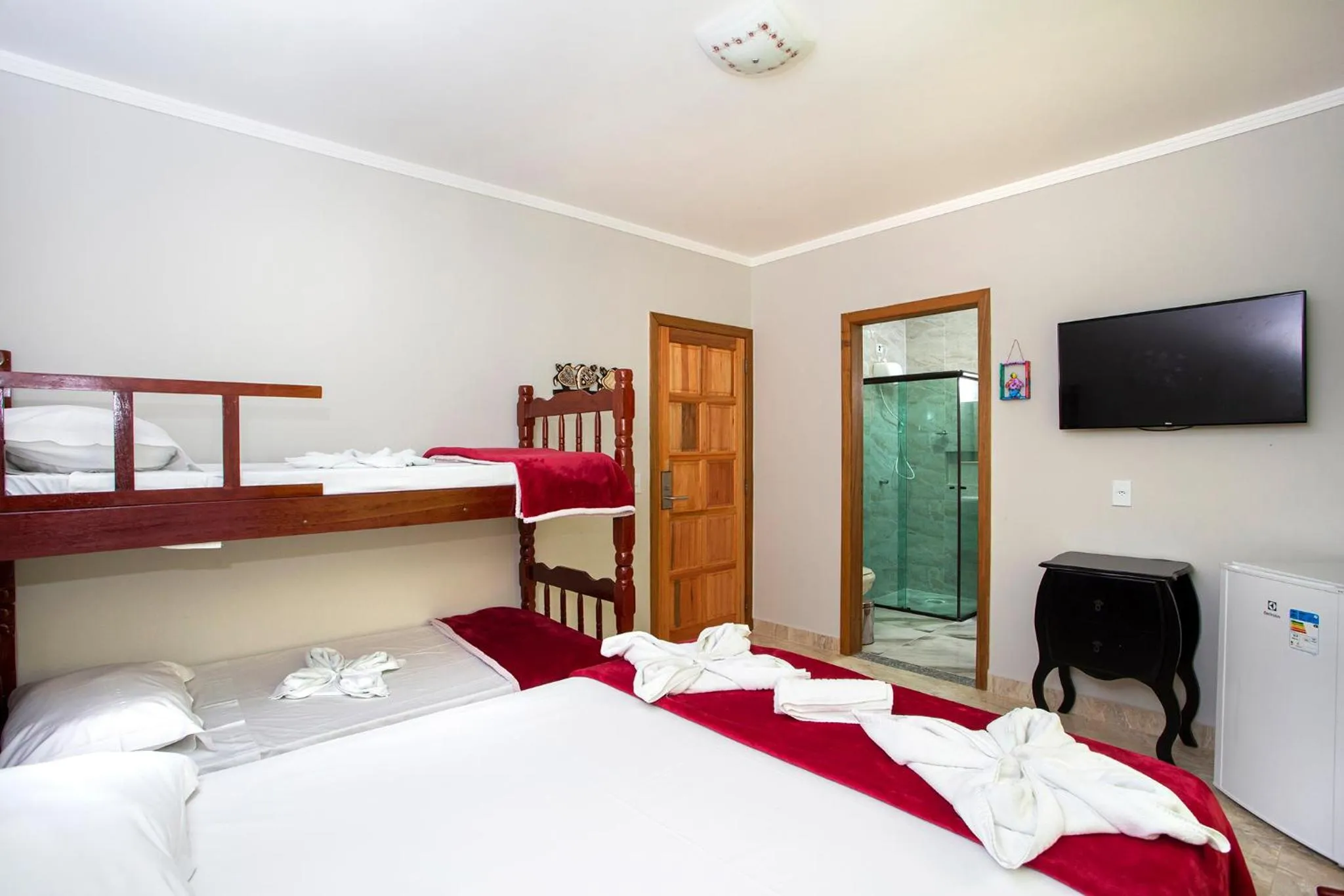 Photo of the whole room, Bed in Pousada Guarubela Veloso