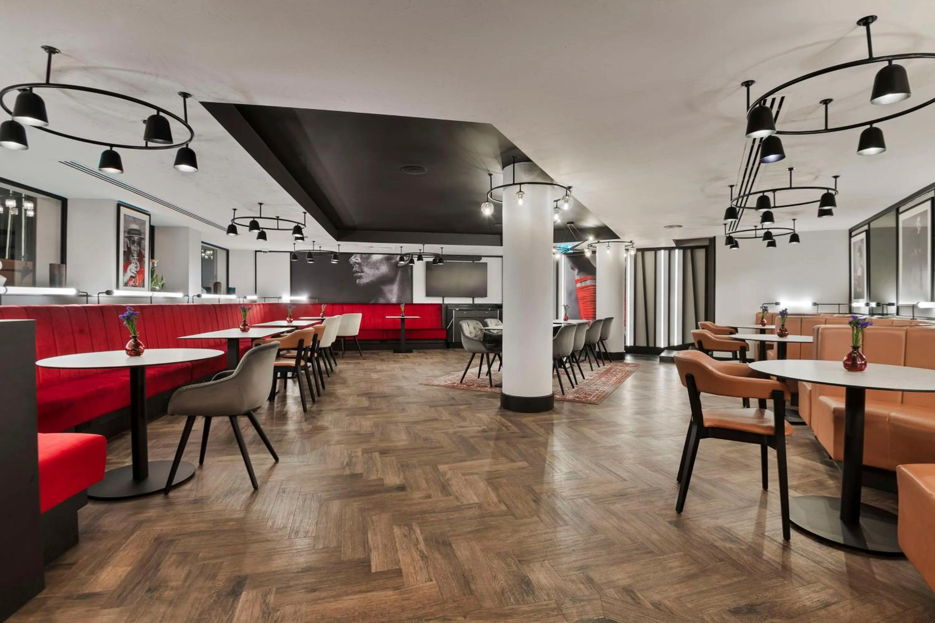 Lounge or bar in Radisson RED London Heathrow