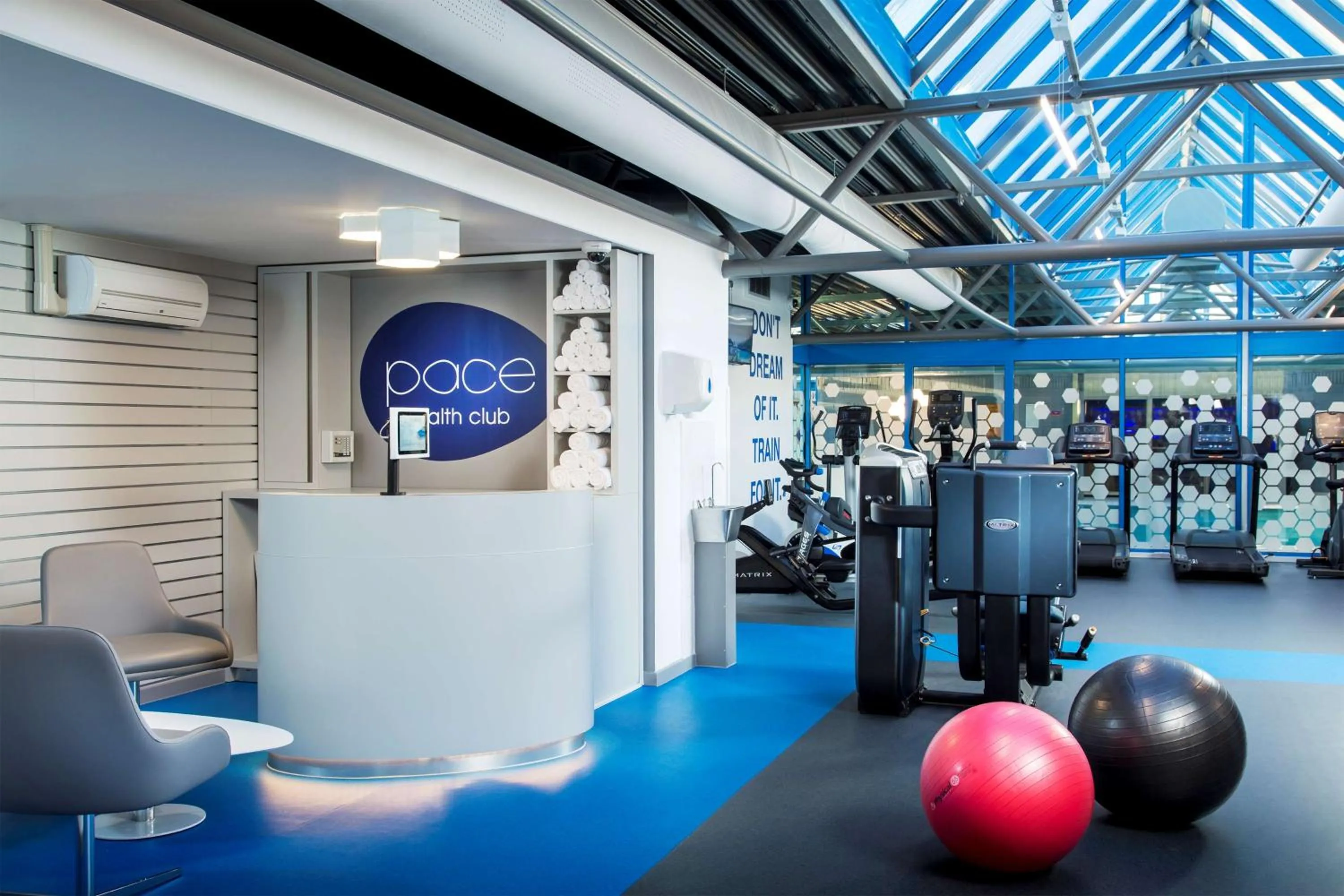 Fitness centre/facilities in Radisson RED London Heathrow
