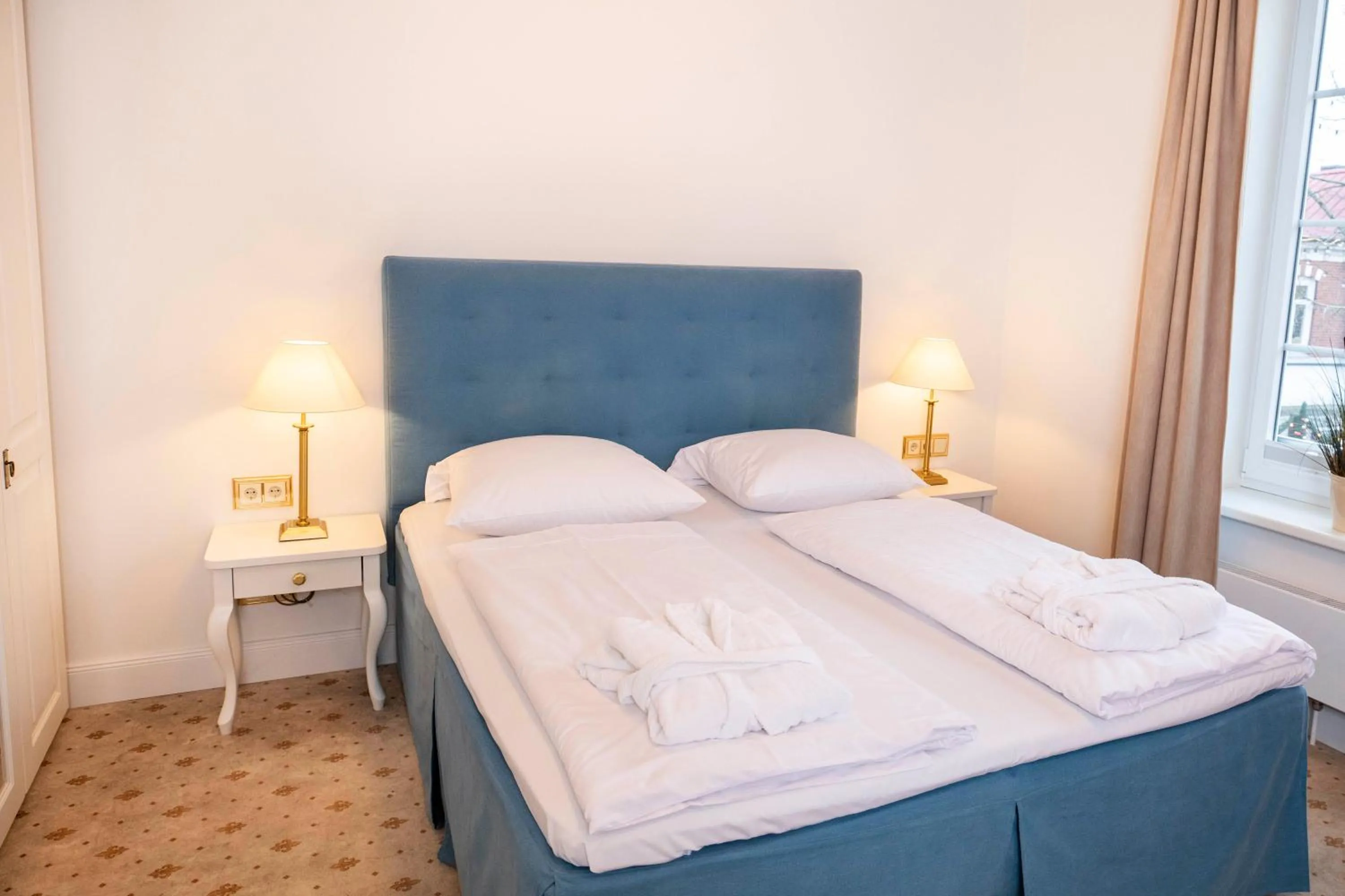 Bedroom, Bed in Hotel am Rathaus