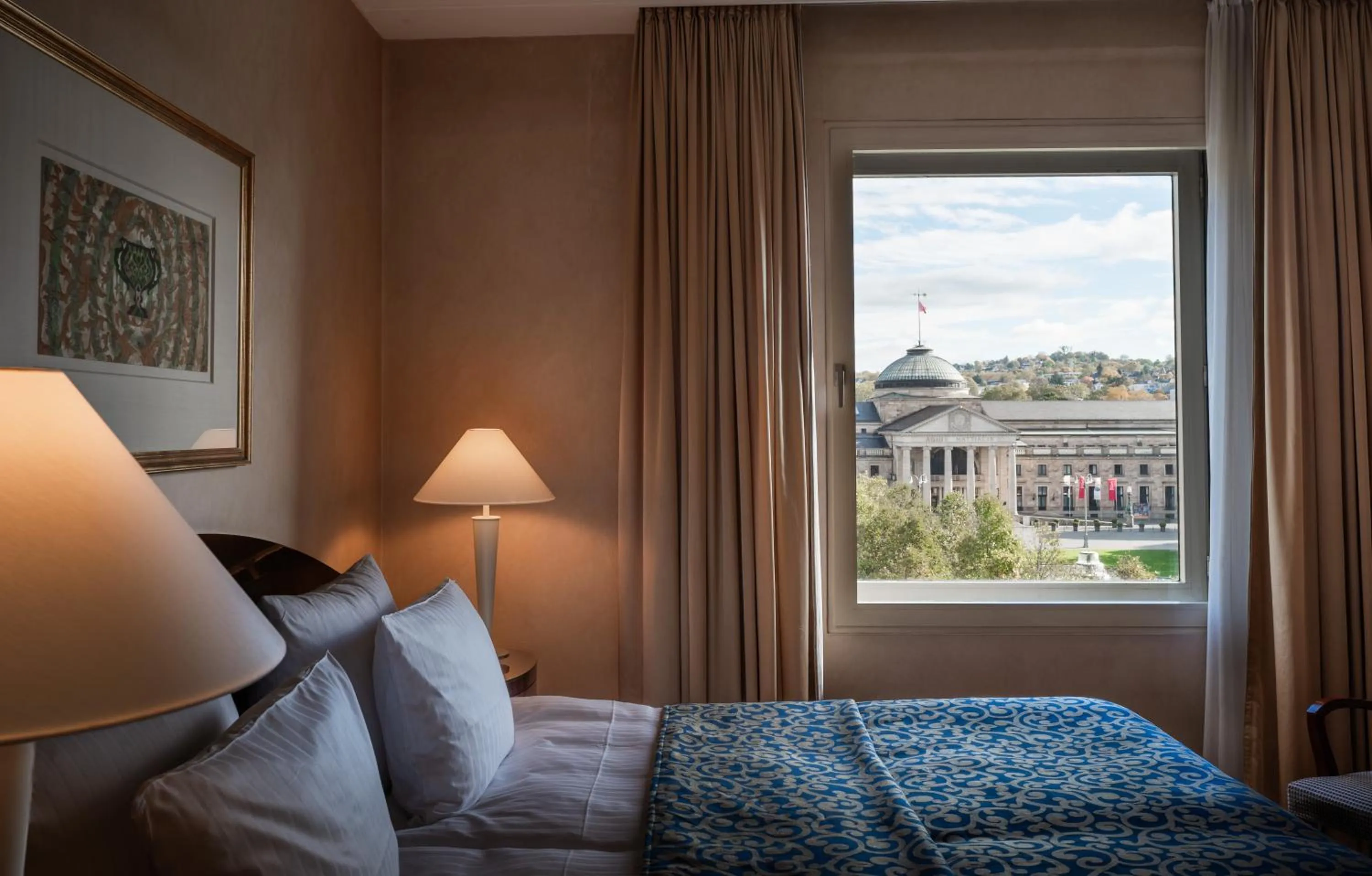 Bed in Hotel Nassauer Hof