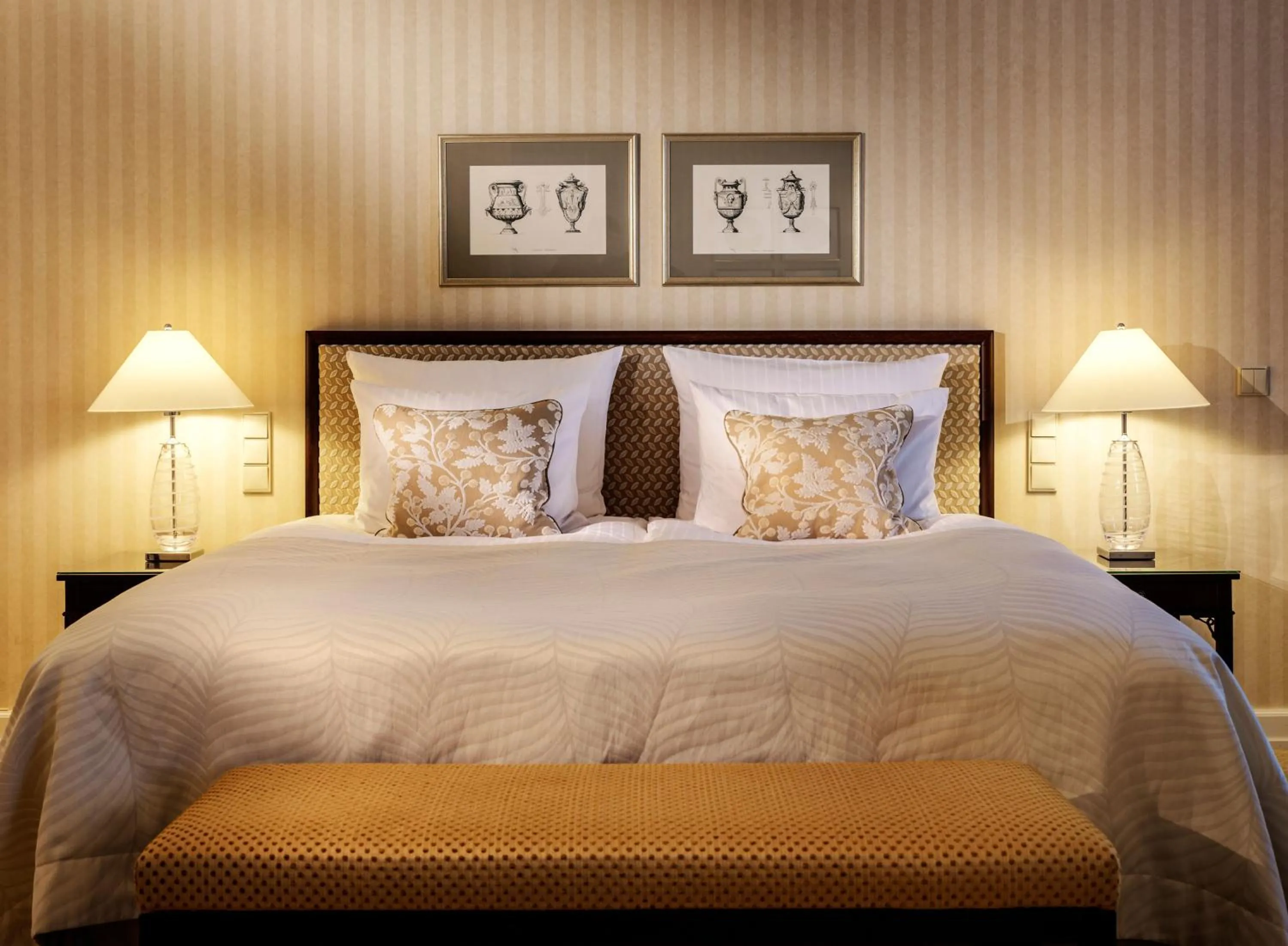 Bed in Hotel Nassauer Hof