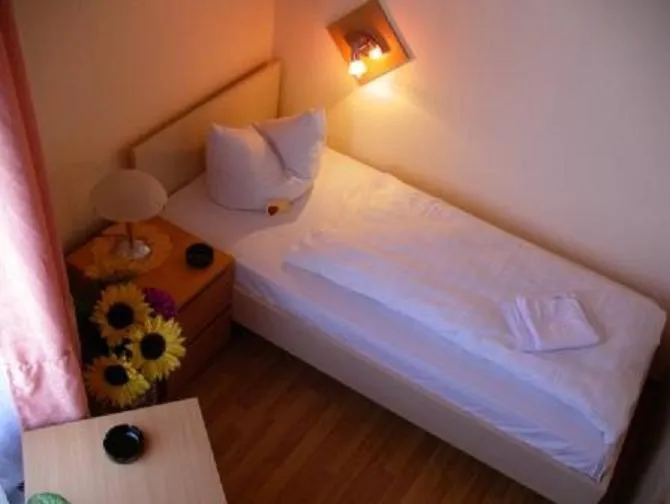 Bed in Hotel garni Djaran