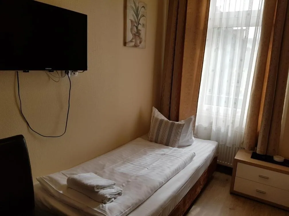 Bed in Hotel garni Djaran