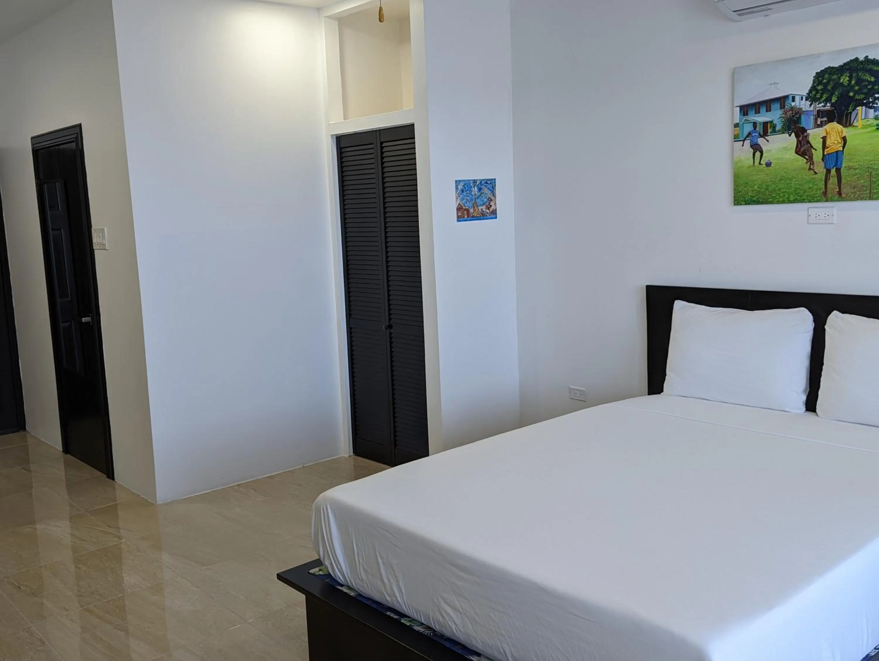 Photo of the whole room, Bed in Inn The Town