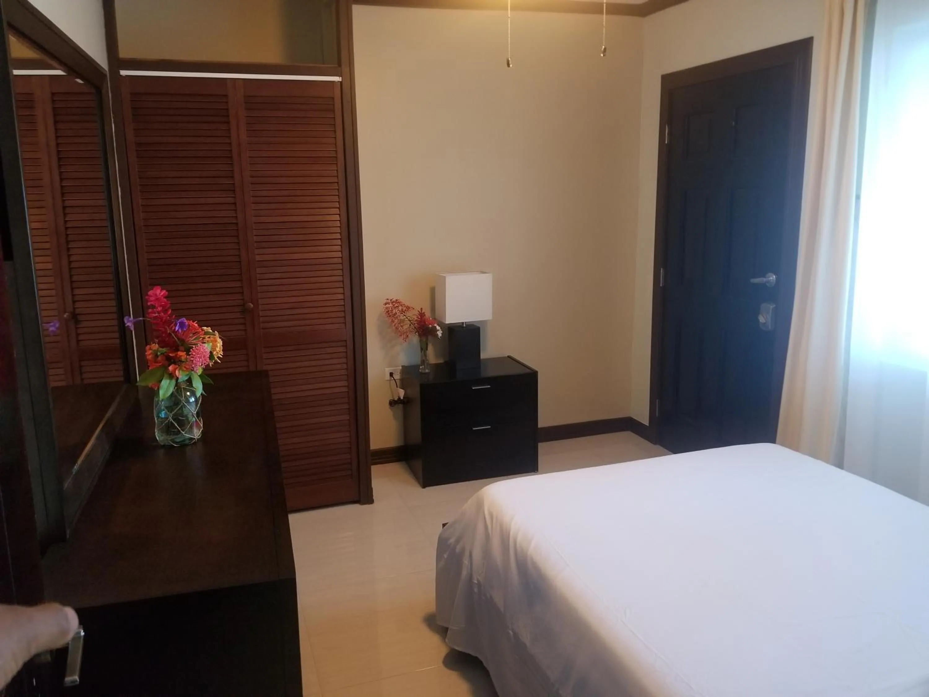 Photo of the whole room, Bed in Inn The Town