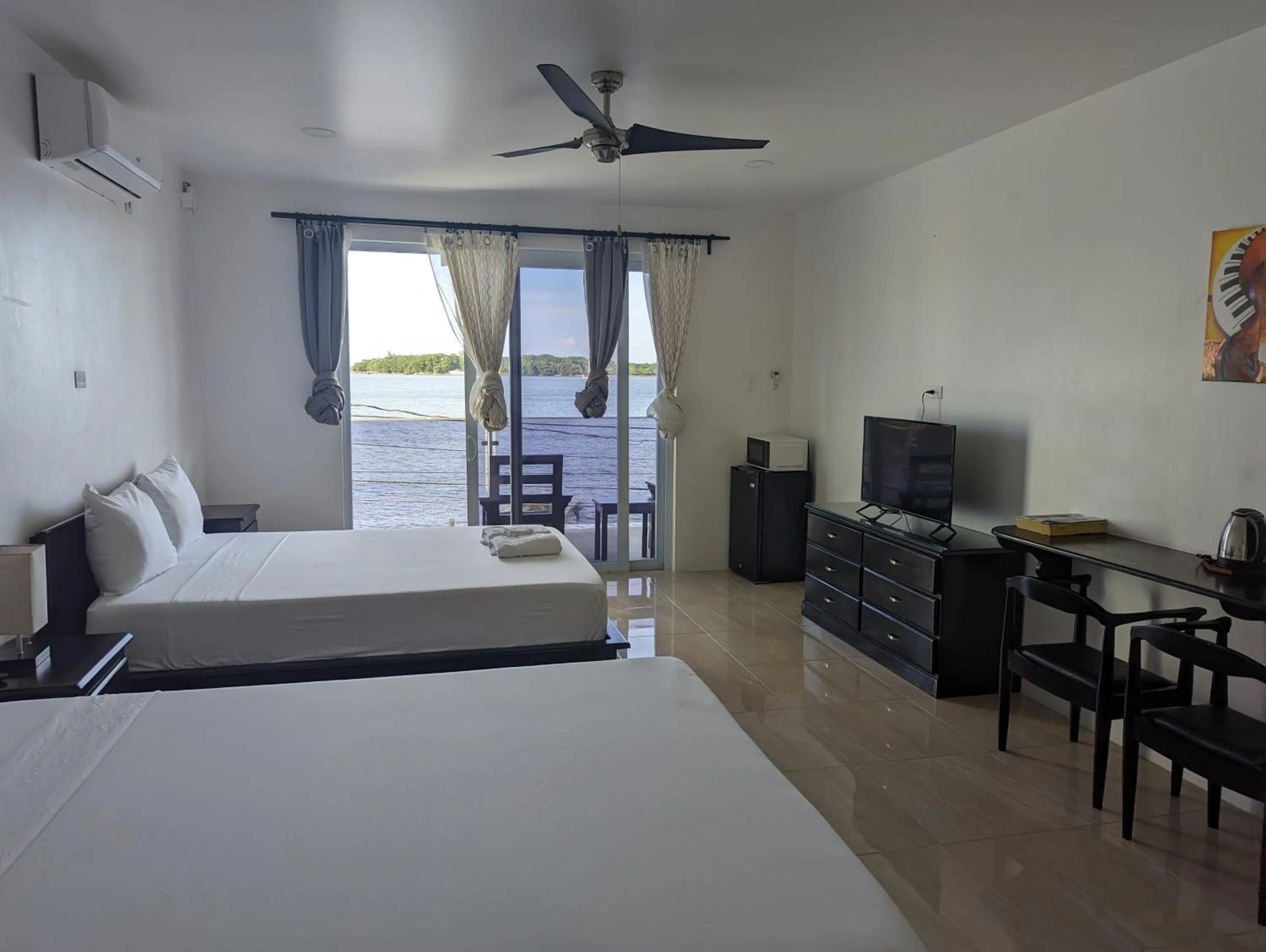 Photo of the whole room, Bed in Inn The Town