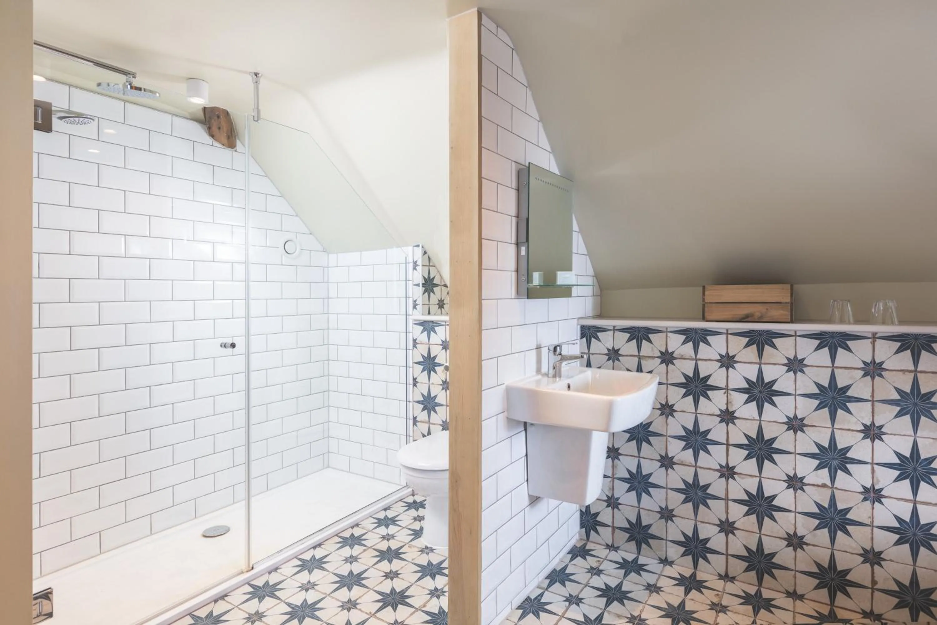 Shower in Rock Point Inn