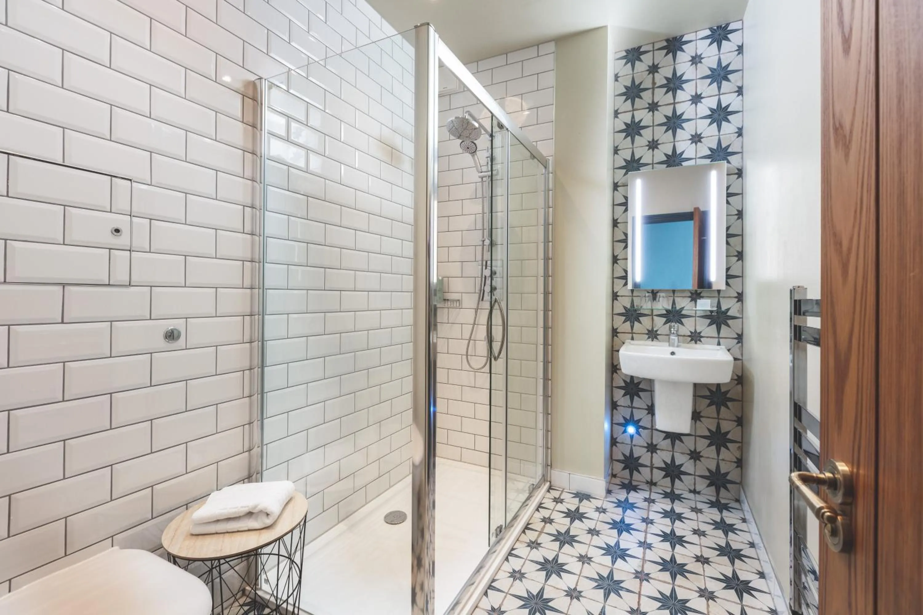 Shower in Rock Point Inn