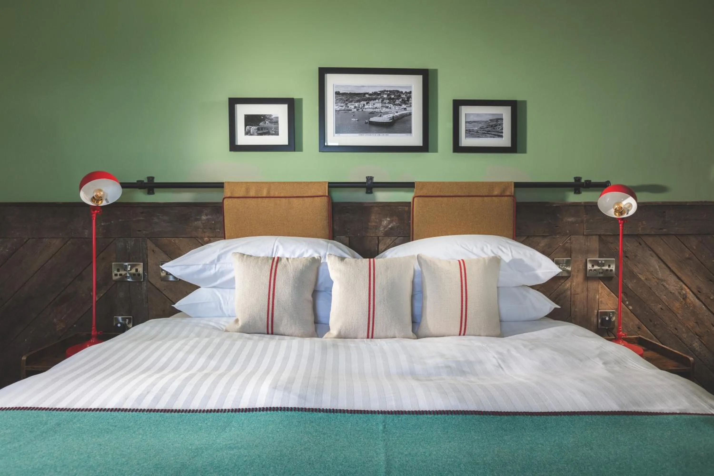 Bed in Rock Point Inn